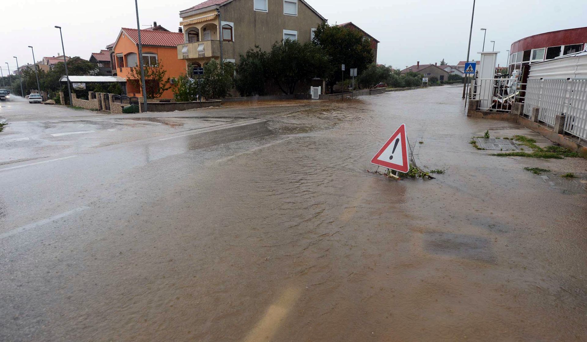 Zadar, 11.09.2017. - Obilna kia u Zadru poplavila je u ponedjeljak ujutro kuæe i podrume, zadarski upanijski centar 112 zatrpan je pozivima graðana, a iz Meteoroloke postaje Zadar izvijestili su da je od 8 do 10 ujutro u tom gradu palo oko 190 litara kie po metru èetvornom to je vie nego dvostruko od prosjeènih mjeseènih padalina od 98 litara. Na fotografiji poplavljeni Novi Bokanjac.
foto HINA/ ml