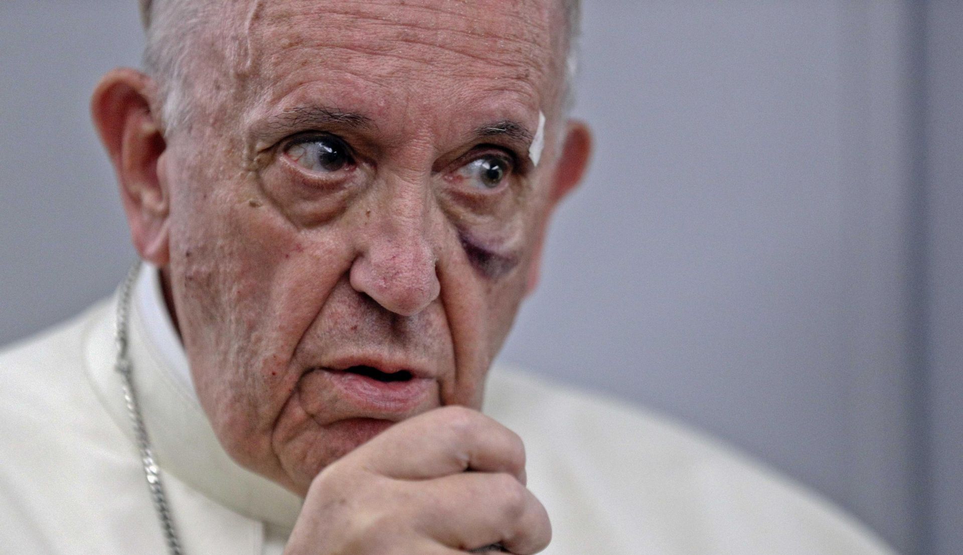 epa06198111 Pope Francis talks to journalists during a press conference he held on board of his flight to Rome at the end of a five-day visit to Colombia, 11 September 2017.  EPA/Andrew Medichini / POOL