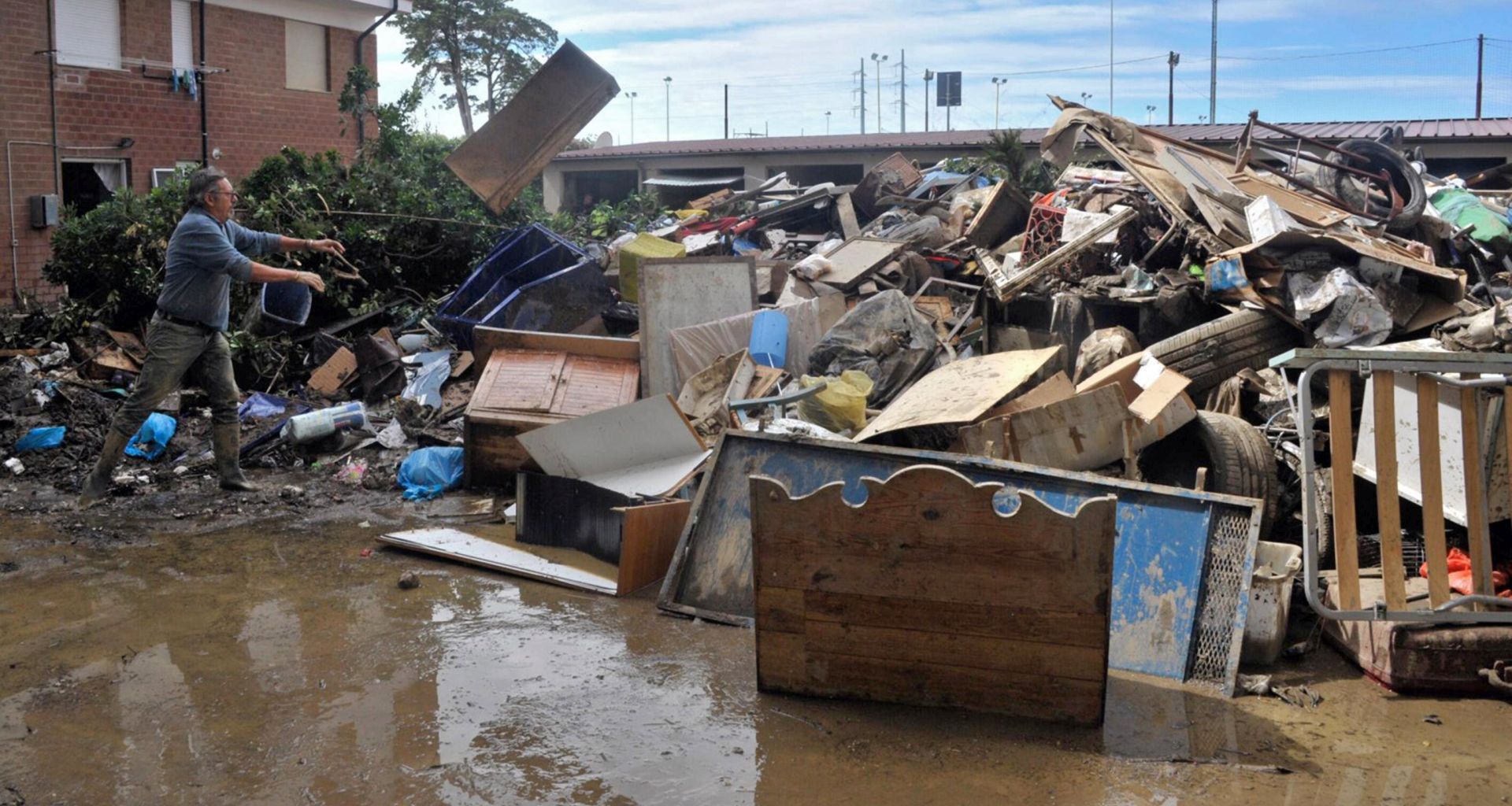 epa06198342 Residents work to clean up the damages at a house damaged by floodings in Livorno, Italy, 11 September 2017. Six people were killed and two are missing after floods caused by torrential rain in Livorno over the weekend.  EPA/ALESSIO NOVI