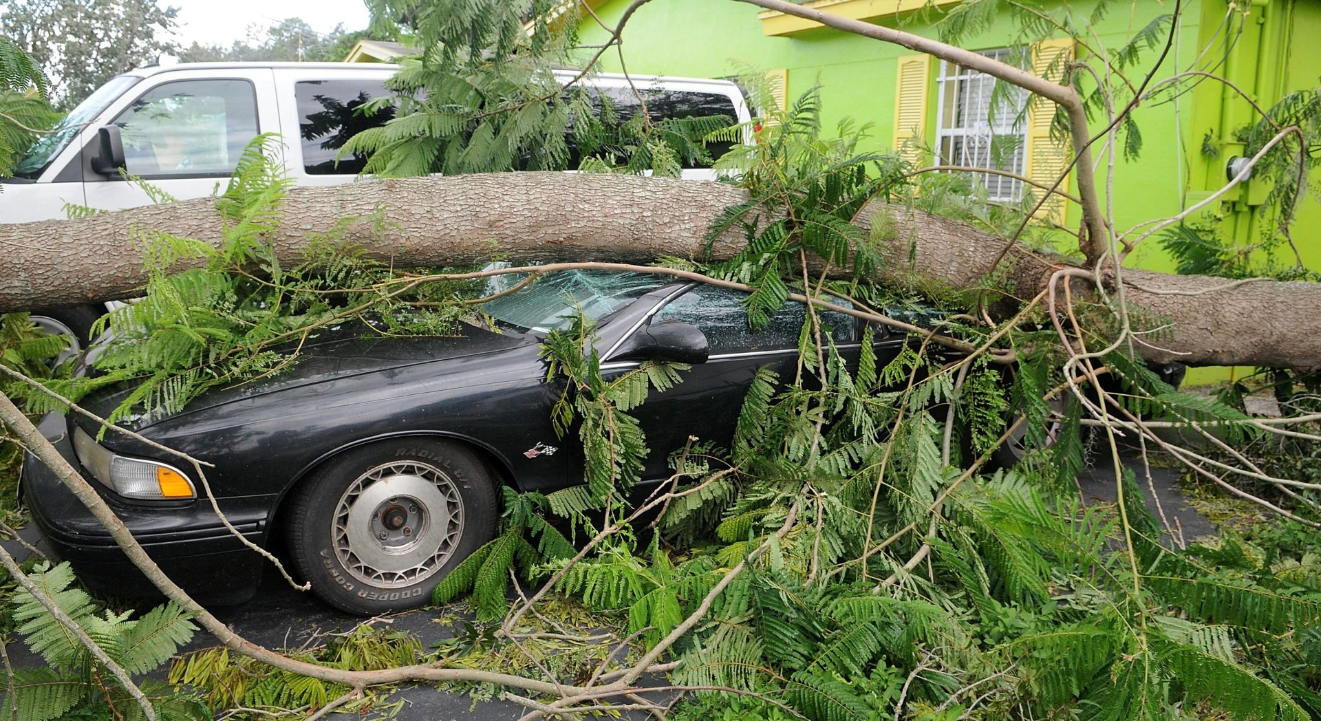 epa06198790 Overview of damage caused by the passage of Hurricane Irma in Orlando, Florida, USA, 11 September 2017. Many areas remain under a dawn to dusk curfew.  EPA/Gerardo Mora