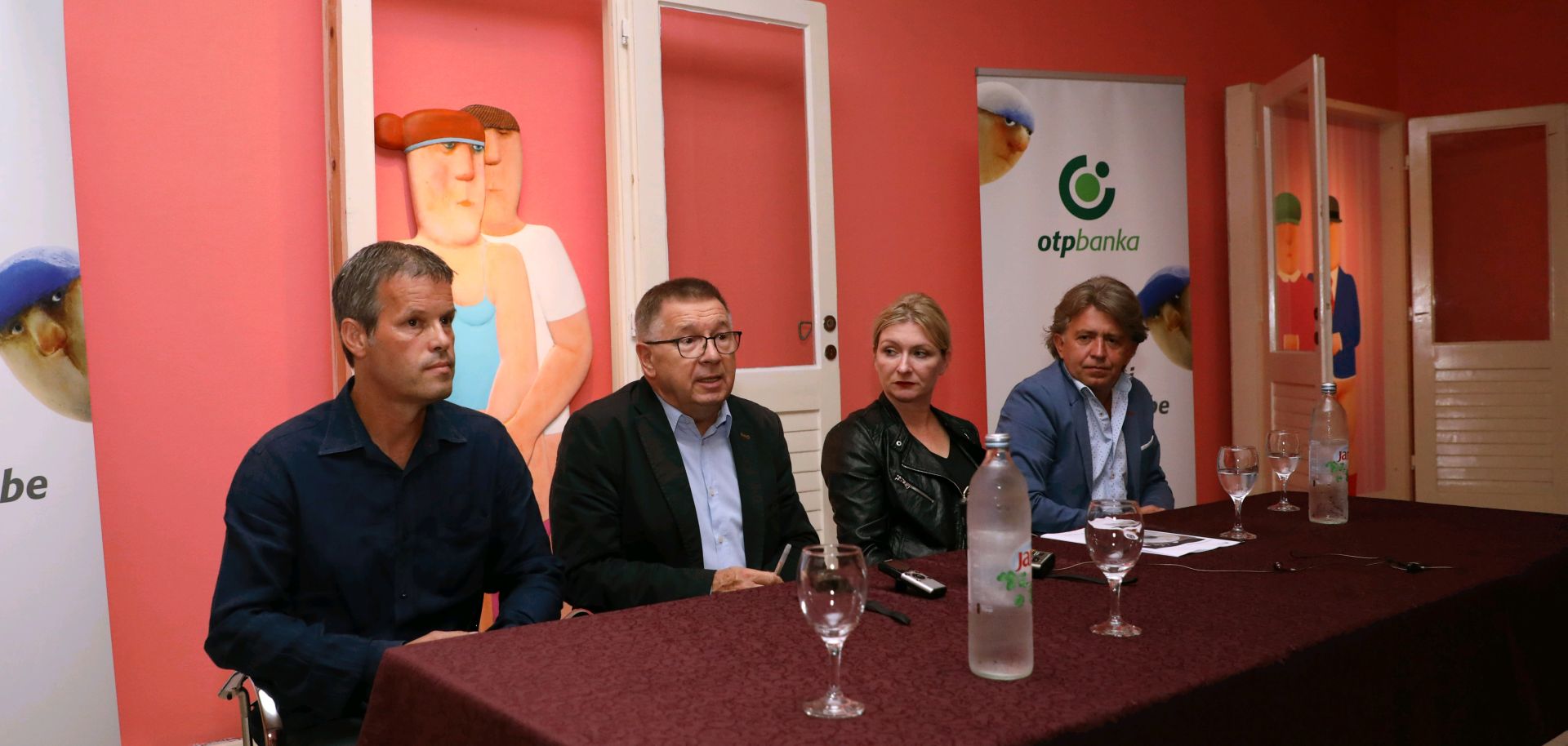 Zagreb, 12.09.2017. - Na konferenciji za medije u Galeriji Kloviæevi dvori najavljena je retrospektivna izloba Vaska Lipovca. Na fotografiji Mario Lipovac, Zvonko Makoviæ, Silvija Barea, Antonio Picukariæ.
foto HINA/ Lana SLIVAR DOMINIÆ/ lsd