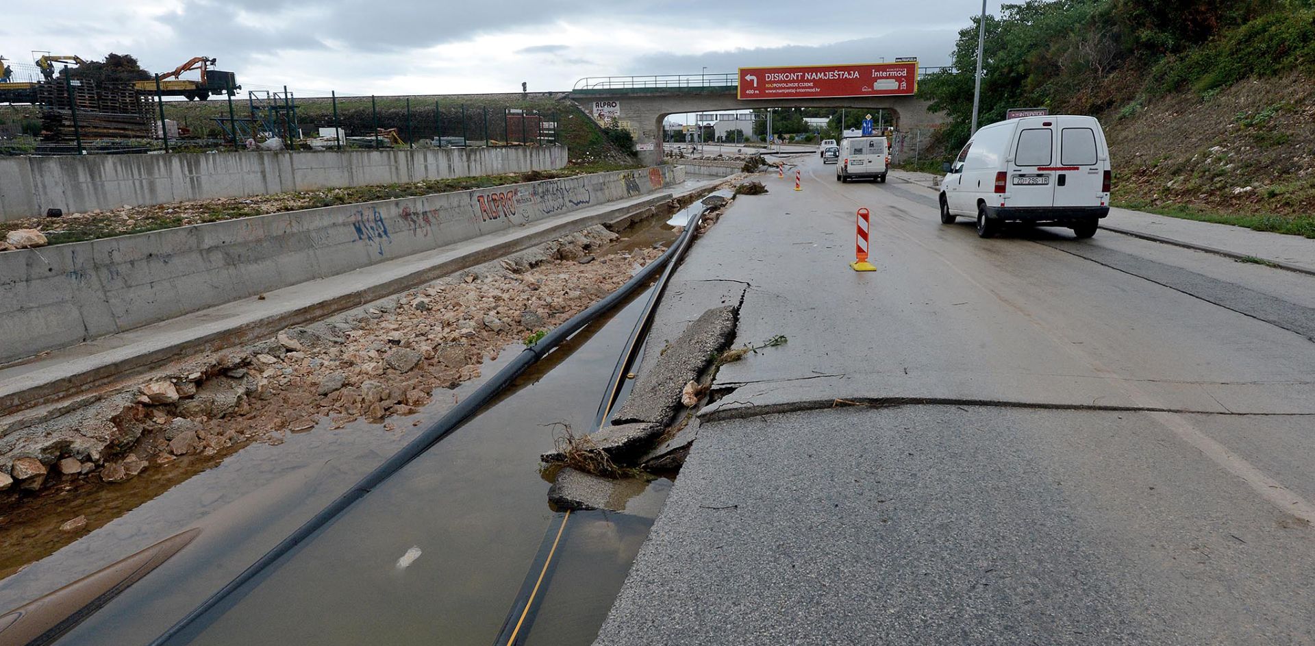 Zadar, 12.09.2017. - Posljedice olujnog nevremena na cesti za novu trajektnu luku Gaenica.
foto HINA/ ml