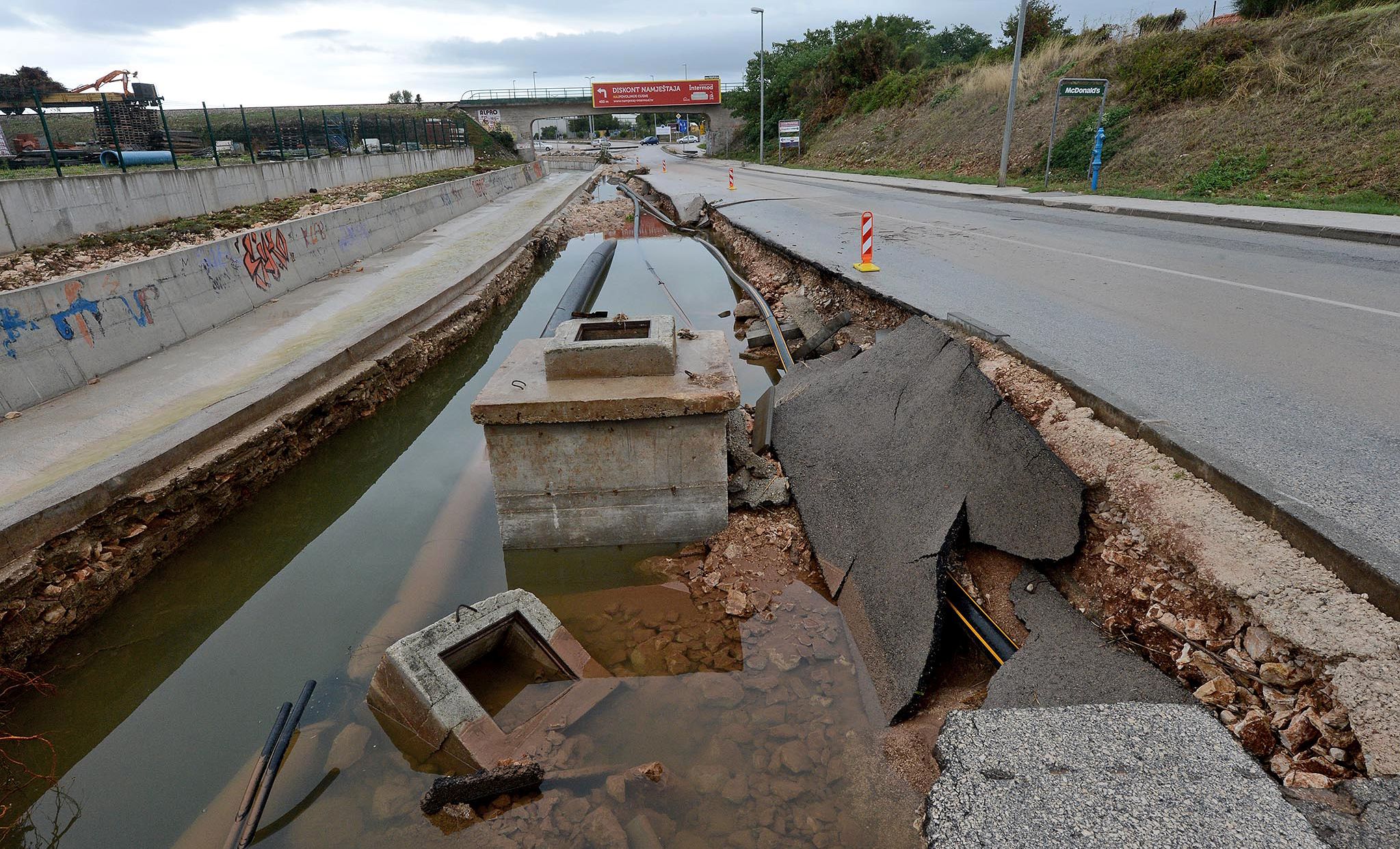 Zadar, 12.09.2017. - Posljedice olujnog nevremena na cesti za novu trajektnu luku Gaenica.
foto HINA/ ml