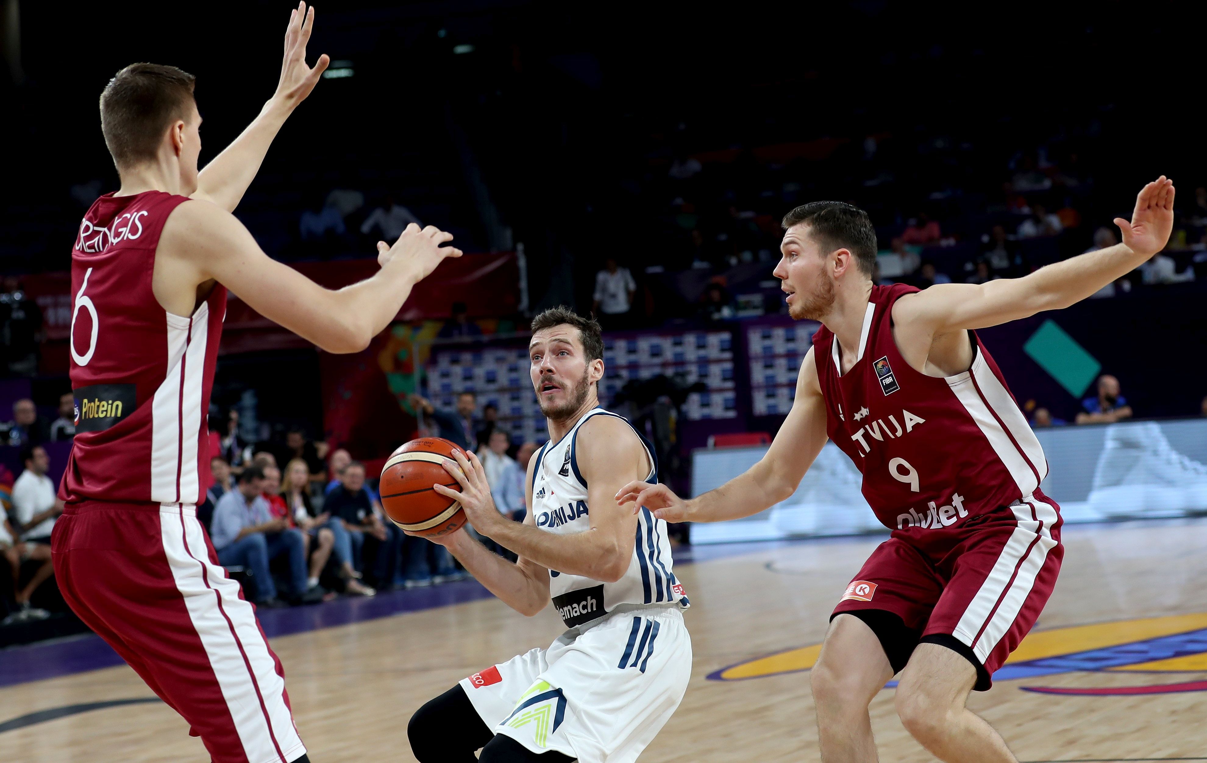 epa06200562 Slovenia's Goran Dragic (C) in action against Latvia's Dairis Bertans (R) and Kristaps Porzingis (L) during the EuroBasket 2017 Quarter Final match between Slovenia and Latvia, in Istanbul, Turkey 12 September 2017.  EPA/SEDAT SUNA