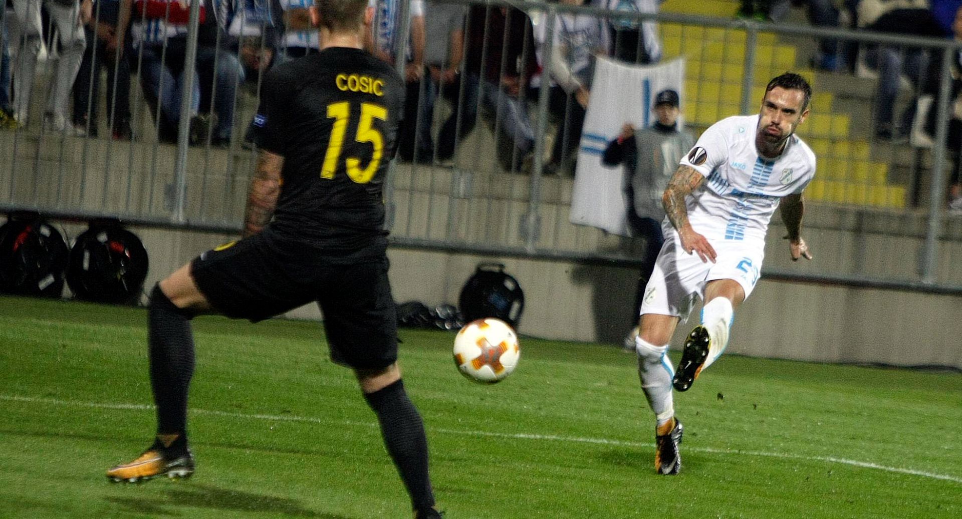 Rijeka, 14.9.2017. - Utakmica 1. kola skupine D nogometne Europa lige Rijeka - AEK. Na fotografiji Uro Æosiæ (15), Marko Veoviæ (29).
foto HINA/ Miljenko KLEPAC/ ml