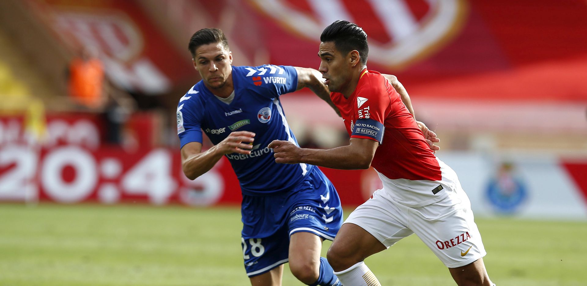 epa06208707 Radamel Falcao of AS Monaco (R) vies for the ball with Jonas Martin of RC Strasbourg (L) during the French Ligue 1 soccer match, AS Monaco vs RC Strasbourg, at Stade Louis II, in Monaco, 16 September 2017.  EPA/SEBASTIEN NOGIER