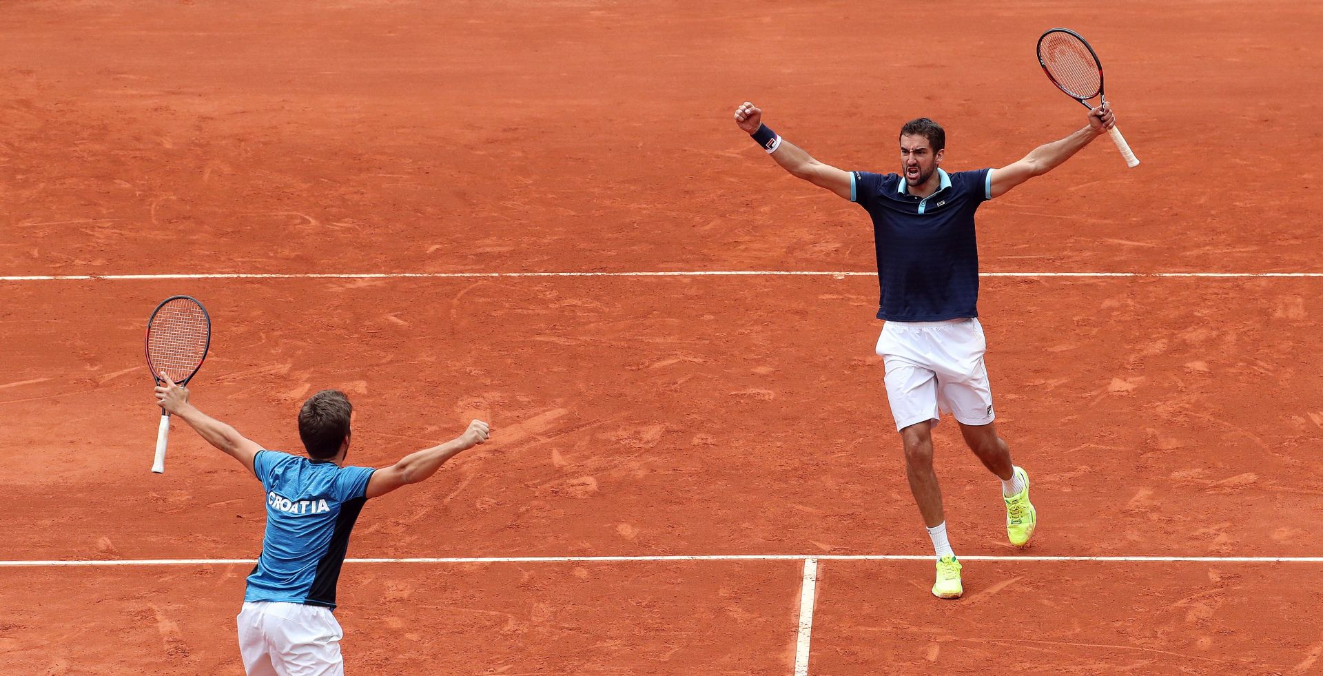 epa06209211 Croatian Nikola Mektic (L) and Marin Cilic (R) celebrate after defeating Colombian Alejandro Falla and Sebastian Cabal during the doubles match of the Davis Cup World Group between Colombia and Croatia at La Santamaria bullring in Bogota, Colombia, 16 September 2017.  EPA/MAURICIO DUENAS CASTANEDA