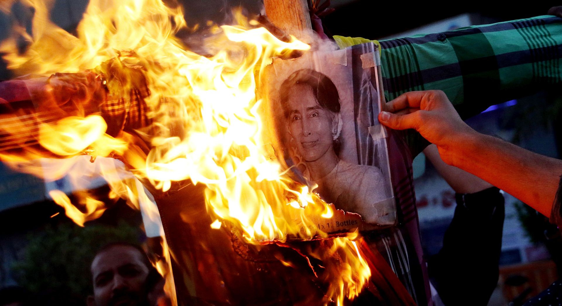 epa06210367 People burn an effigy of Myanmar's state counsellor Aung San Suu Kyi, during a protest against the violence on Rohingyas in Myanmar, in Karachi, Pakistan, 17 September 2017. 400 thousand of Rohingyas have crossed the border into Bangladesh fleeing violence in northeastern Myanmar, according to United Nations High Commissioner for Refugees (UNHCR). International organizations have reported claims of human rights violations and summary executions allegedly carried out by the Myanmar army.  EPA/SHAHZAIB AKBER