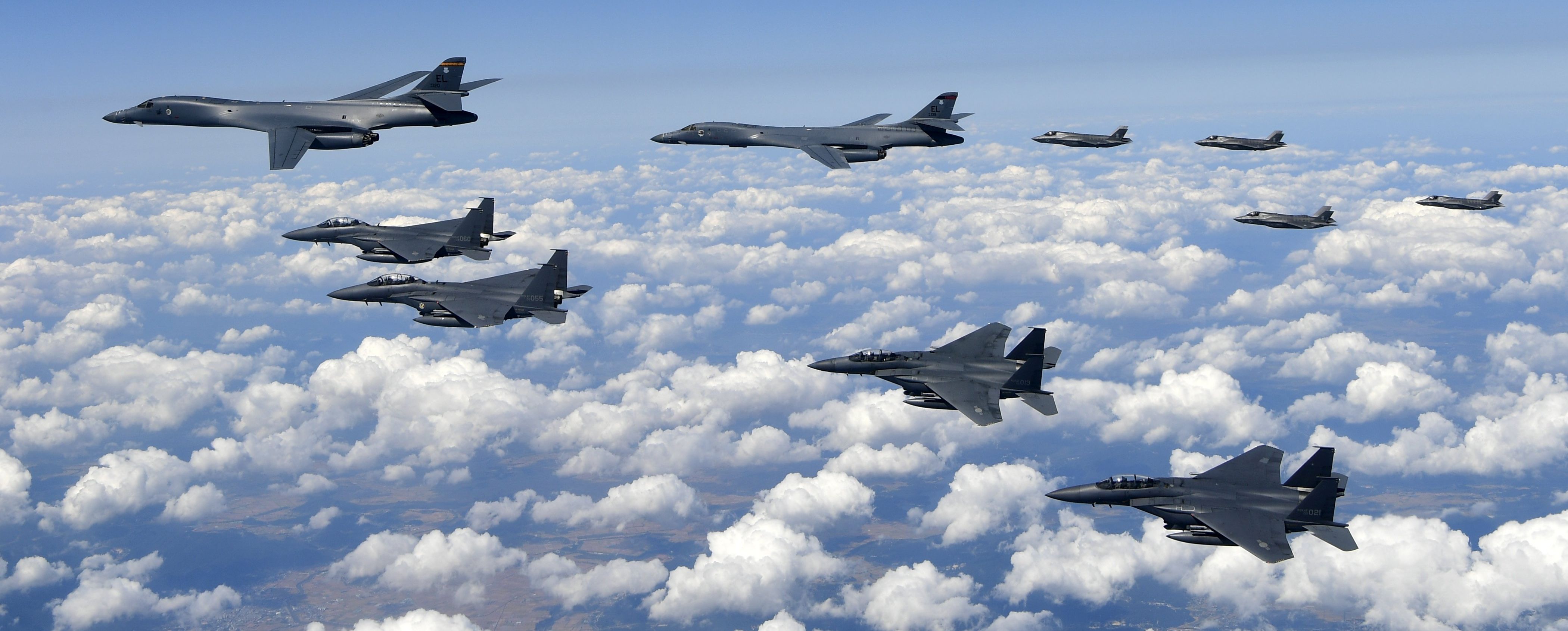 epa06211838 A handout photo made available by the South Korea Defense Ministry on 18 September 2017 shows South Korean F-15K combat planes (foregrond bottom), U.S. Air Force B-1B bomber planes (top, L) and F-35B combat planes (background, R) flying in the sky over South Korea while being on a bombing drill mission to hit simulated targets at the Pilseung Range in Gangwon-do, in South Korea, 18 September 2017.  EPA/South Korea Defense Ministry / HANDOUT  HANDOUT EDITORIAL USE ONLY/NO SALES