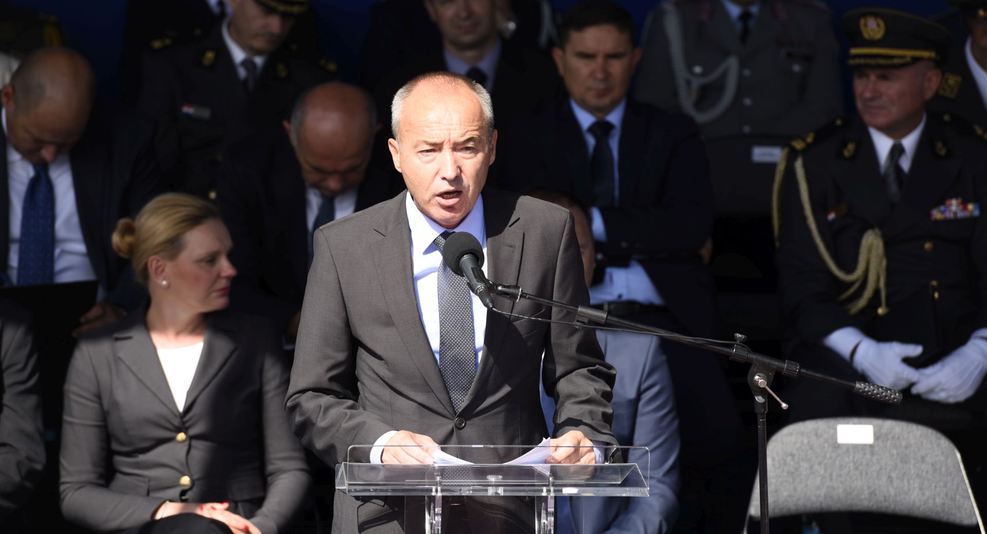 Split, 18.9.2017 - Sveèano obiljeavanje 26. obljetnice Hrvatske ratne mornarice (HRM) Oruanih snaga RH (OS RH) poèelo je u ponedjeljak u Splitu imenovanjem vojarne Lora imenom prvog zapovjednika HRM-a OS RH admirala flote Svete Letice  Barbe. Na slici ministar obrane Damir Krstièeviæ.
foto HINA/ Mario STRMOTIÆ/ ua