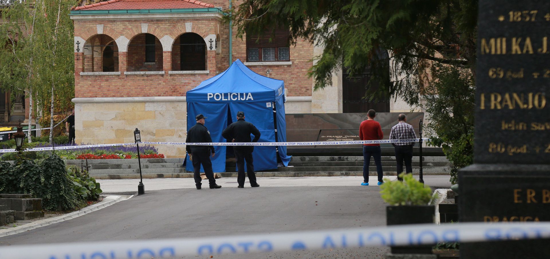 Zagreb, 18.09.2017. -  Na zagrebaèkom groblju Mirogoj,pored groba Prvog Hrvatskog predsjednika Dr. Franje Tudjmana nepoznati muskarac izvrsio samoubojstvo. Na fotografiji: policijski ocevid.  foto HINA/Tomislav Pavlek/tp