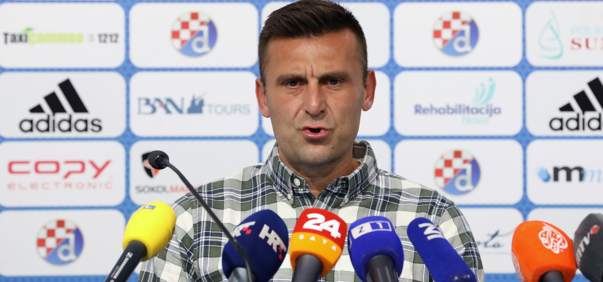 Zagreb, 21.9.2017.- Ja elim biti samo nogometni trener i baviti se svojim poslom, a ako netko eli neka slobodno i bez rijeèi puca u mene. Vie neæu reæi niti rijeèi o ovome sluèaju i ne elim odgovarati na pitanja, rekao je trener nogometaa Dinama Mario Cvitanoviæ na konferenciji za medije odranoj u èetvrtak, dan nakon to su ga dvojica maskiranih napadaèa ozlijedila pred ulazom u njegov stan. Na fotografiji glavni trener GNK Dinamo Mario Cvitanoviæ. foto HINA/ Lana SLIVAR DOMINIÆ/ lsd
