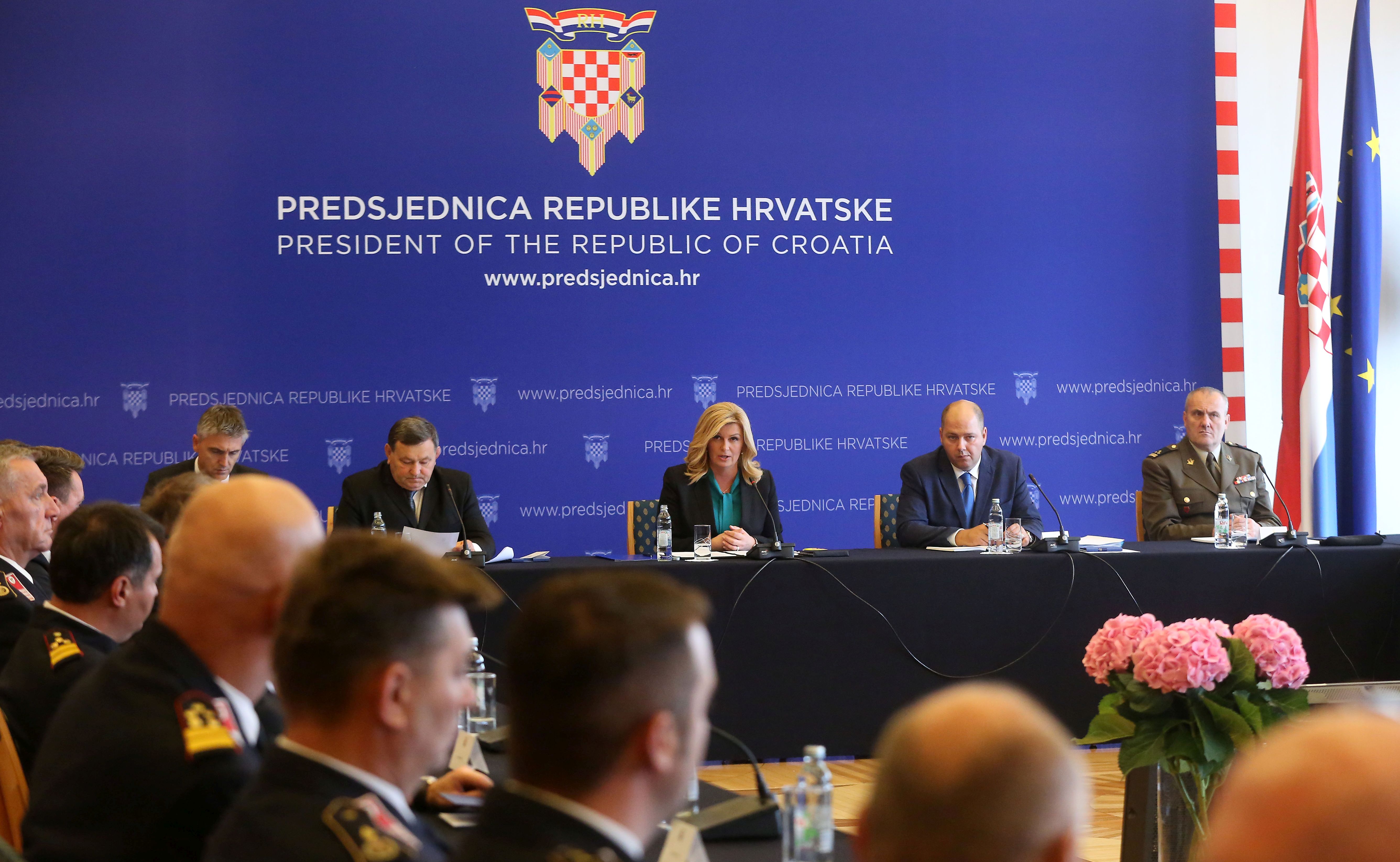 Zagreb, 21.09.2017 - Predsjednica Republike Kolinda Grabar-Kitaroviæ sudjelovala je na 10. sjednici Vijeæa za domovinsku sigurnost, na kojoj su, osim èlanova Vijeæa, sudjelovali i predstavnici Dravne uprave za zatitu i spaavanje, Hrvatske vatrogasne zajednice te glavni i upanijski vatrogasni zapovjednici. Tema sjednice Vijeæa bila je protupoarna sezona 2017. godine i to uèinkovitije uvezivanje vatrogastva u buduæi Sustav domovinske sigurnosti. Na fotografiji Gordan Kolak, predsjednik Vijeæa Mladen Markaè, predsjednica RH Kolinda Grabar- Kitaroviæ, Zrinko Petener, Damir Terziæ.
foto HINA/ Denis CERIÆ /dc
