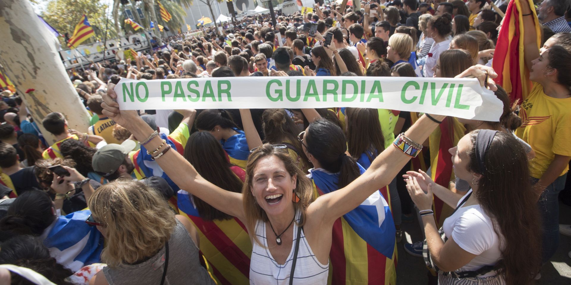 epa06217931 Protesters attend a demonstration held at the Justice Palace in Barcelona against the police operation against the referendum for independence in Barcelona, Spain, 21 September 2017. Up to 14 people were detained and approximately 10 million ballot papers were seized during police search the previous day in order to avoid the celebration of the referendum for independence planned by the Catalonian regional Government for 01 October, that was declared illegal and unconstitutional by the Constitutional Court of Spain.  EPA/MARTA PEREZ
