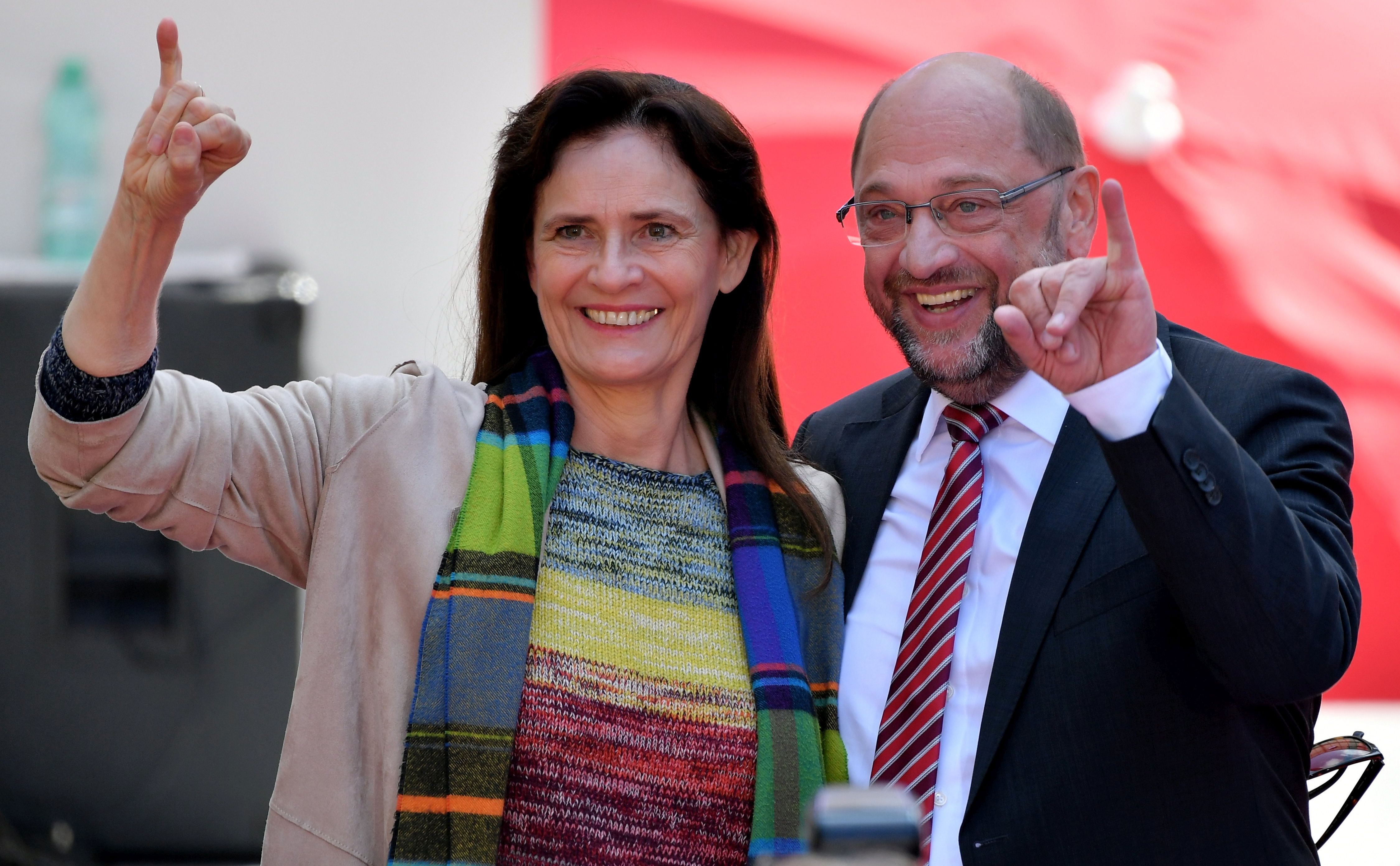 epa06221930 Martin Schulz (R), the leader of the German Social Democratic Party (SPD) and candidate for the German Chancellor, and his wife Inge (L) attend the SPD's election campaign conclusion in Aachen, Germany, 23 September 2017. General elections in Germany are scheduled to be held the following day on 24 September.  EPA/SASCHA STEINBACH