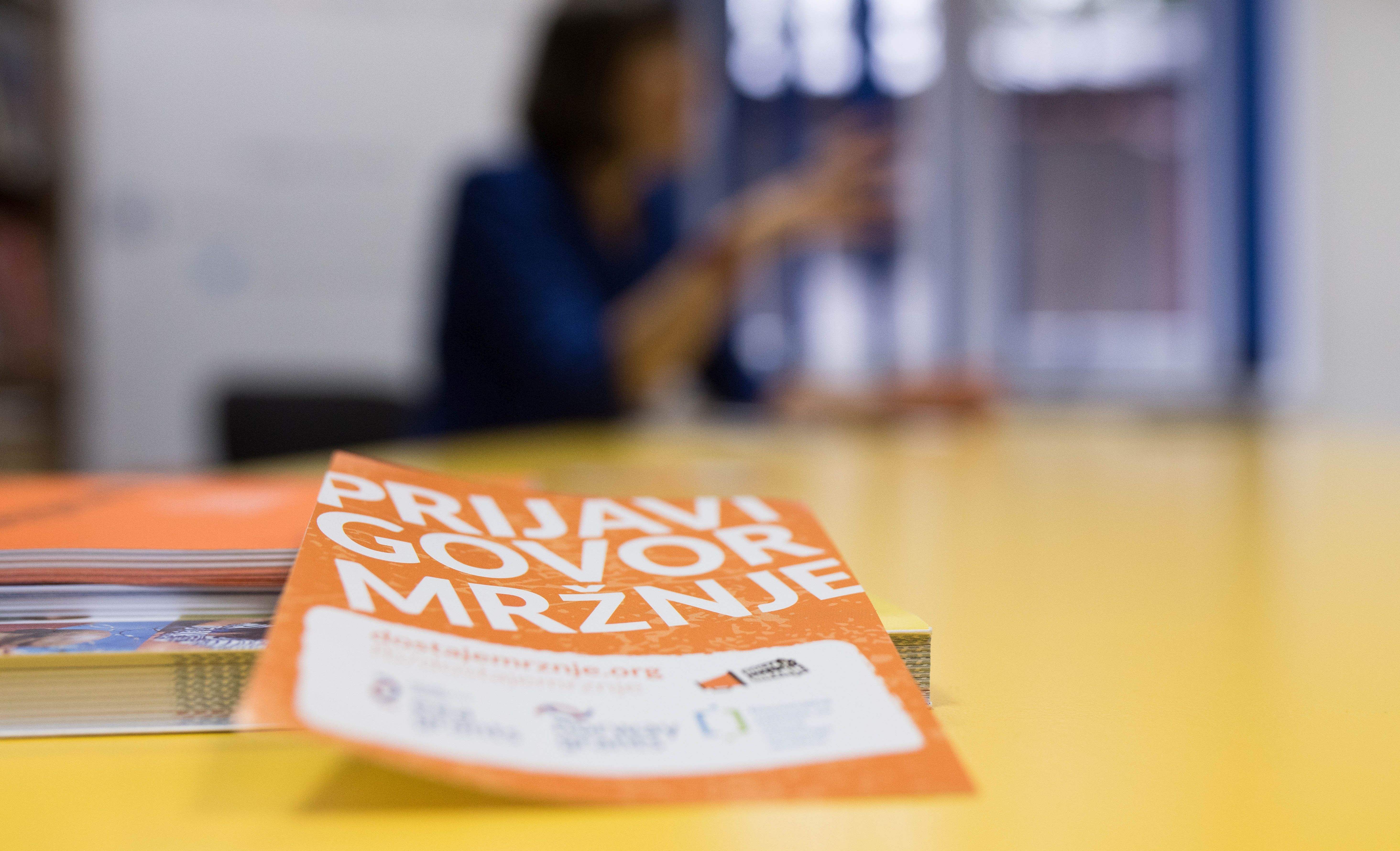 Zagreb, 24.09.2017 - Novoizabrana voditeljica Centra za mirovne studije (CMS) Cvijeta Senta u razgovoru za Hinu kae kako u CMS-u, koji slavi 20. obljetnicu rada, primjeæuju da "je drutvena situacija u zadnjih par godina polarizirana", vidi se diskontinuitet u politikama koje se bave jednakoæu i pravom na nediskriminaciju i nenasilje, u to spada i govor mrnje te istaknula kako nedavno objavljeni rezultati istraivanja pokazuju da je najvie diskriminirana romska nacionalna manjina.
foto HINA/ Ante GUDELJ/ ik