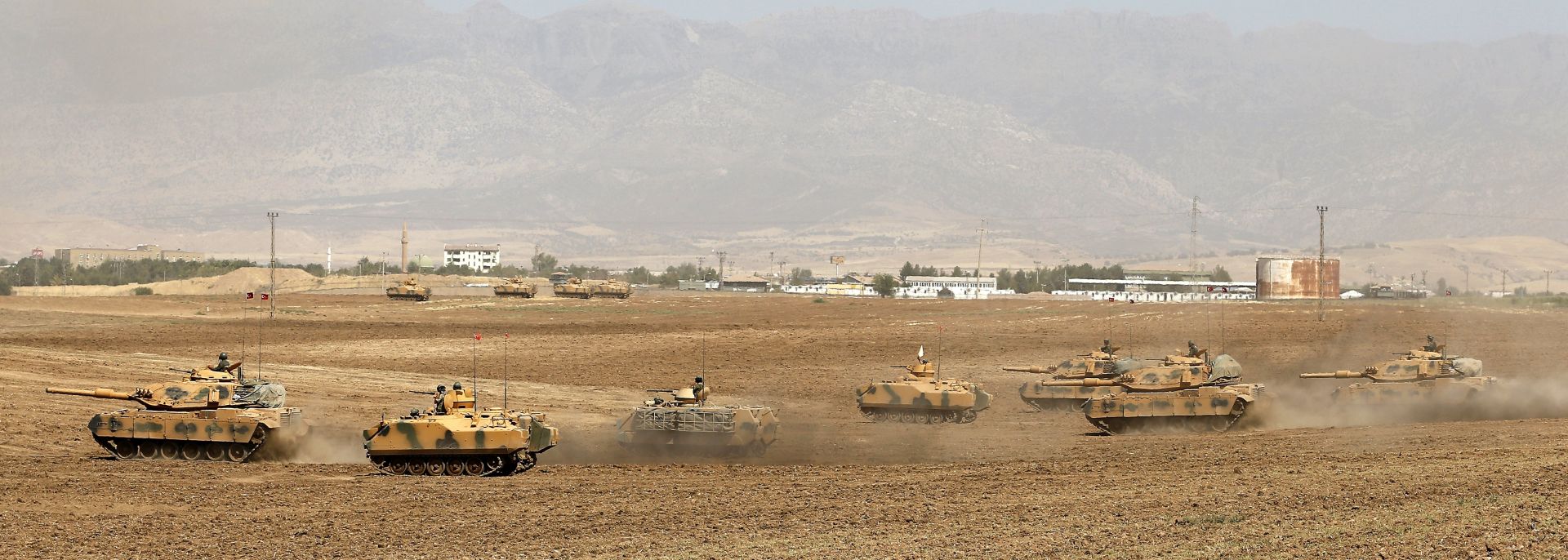 epa06223345 Turkish soldiers with their tanks participate in a military exercise near the Turkish-Iraqi border in the Silopi district, in Sirnak City, Turkey, 24 September 2017. The Kurdistan region is an autonomous region in northern Iraq since 1991, with an estimated population of 5.3 million people. The region shares borders with Turkey, Iran and Syria, all of which have large Kurdish minorities. On 25 September the Kurdistan region holds a referendum for independence and the creation of the state of Kurdistan amidst divided international support.  EPA/SEDAT SUNA