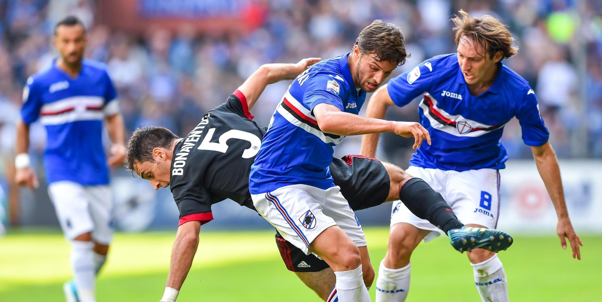 epa06223534 Sampdoria's Bartosz Bereszynski (R) and Milan's Giacomo Bonaventura in action during the Italian Serie A soccer match UC Sampdoria vs AC Milan at Luigi Ferraris stadium in Genoa, Italy, 24 September 2017.  EPA/SIMONE ARVEDA