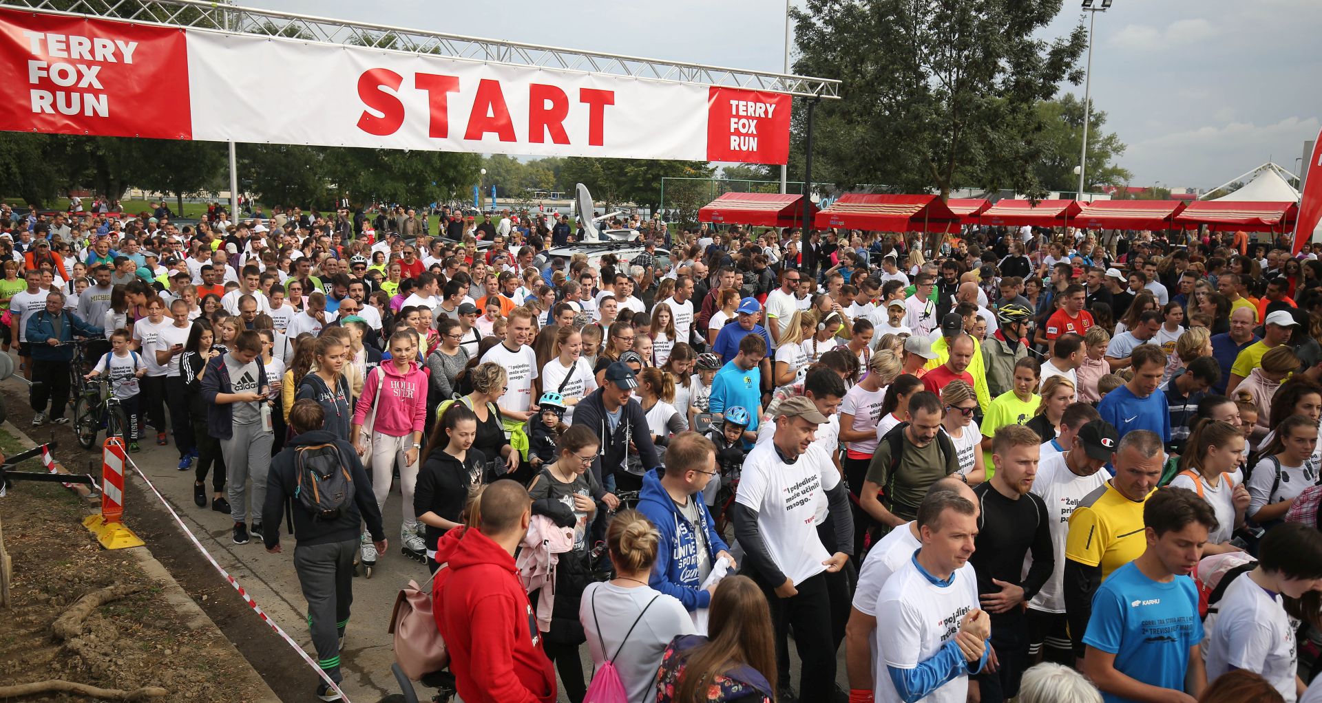 Zagreb, 24.09.2017 - Humanitarna utrka Terry Fox Run, 18. po redu u Hrvatskoj, odrana je na zagrebaèkom jezeru Jarun. Trku organiziraju agencija MPG i Veleposlanstvo Kanade u suradnji s Hrvatskom ligom protiv raka, Zagrebaèkim holdingom, hotelom Esplanade Zagreb te agencijom Media Val, a pod pokroviteljstvom Predsjednice Republike Hrvatske Kolinde Grabar-Kitaroviæ, Ministarstva zdravstva, Ministarstva znanosti i obrazovanja i gradonaèelnika Grada Zagreba Milana Bandiæa. Cjelokupan iznos prikupljen u okviru 18. izdanja akcije bit æe doniran Institutu Ruðer Bokoviæ za daljnja znanstvena istraivanja raka..
foto HINA/ Denis CERIÆ /dc
