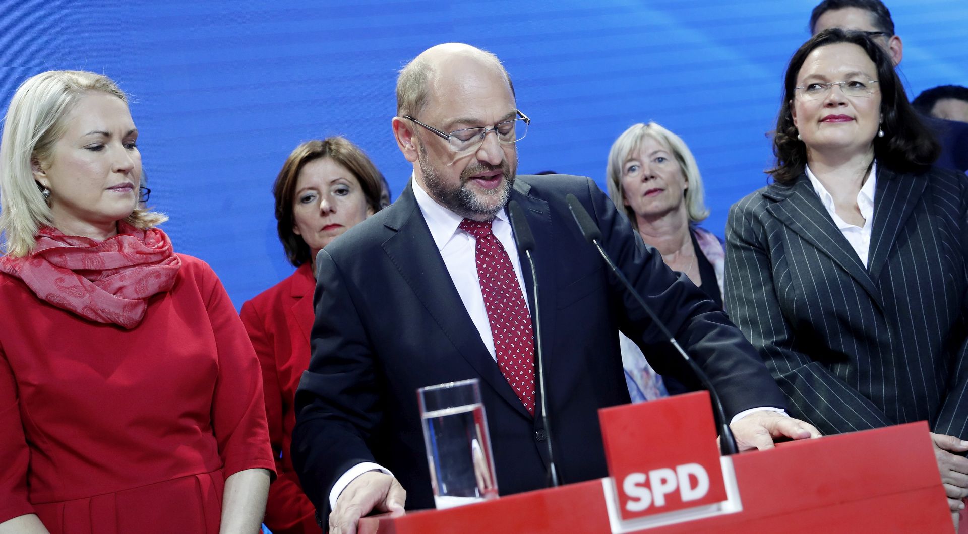 epa06224384 Martin Schulz (C), leader of the Social Democratic Party (SPD) and top candidate for Chancellor, speaks after the first prognosis of German federal election at the SPD election event in Berlin, Germany, 24 September 2017. According to federal election commissioner more than 61 million people were eligible to vote in the elections for a new federal parliament, the Bundestag, in Germany.  EPA/FELIPE TRUEBA