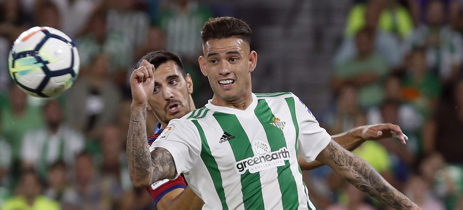 epa06227095 Real Betis' Praguayan striker Arnaldo Antonio Sanabria (R) vies for the ball with Levante's Jose Manuel Rodriguez 'Chema' during the Spanish Primera Division soccer match between Real Betis and Levante UD at the Benito Villamarin stadium in Seville, Andalusia, Spain, 25 September 2017.  EPA/JULIO MUNOZ