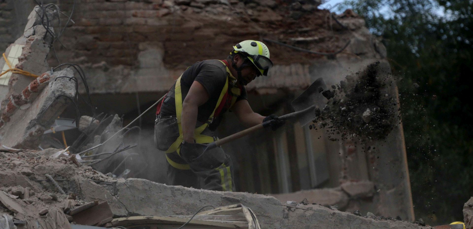 epa06227249 Rescue brigades continue search efforts under debris of Mexico City, Mexico, 25 September 2017. The number of fatalities from the earthquake of September 19 in central Mexico rose to 324, with the country's capital registering the most dead with 186, said National Civil Protection coordinator Luis Felipe Puente.  EPA/Jorge Dan López