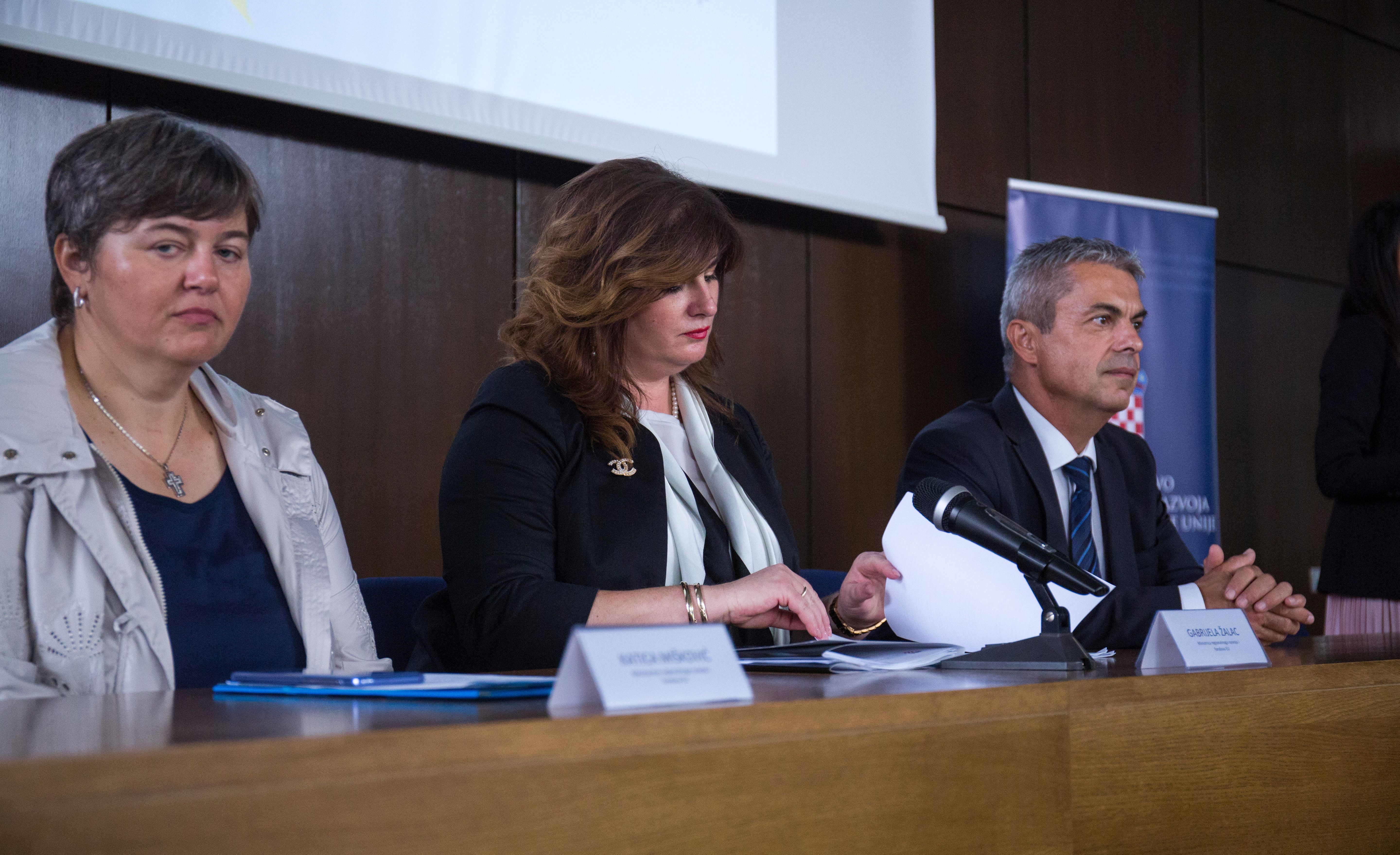 Zagreb, 27.09.2017 - Svečana dodjela dodatnih 50 milijuna kuna osiguranih u proračunu Ministarstva regionalnoga razvoja i fondova Europske unije u okviru Programa održivog razvoja lokalne zajednice (PORLZ) i Programa podrške regionalnom razvoju (PPRR).  Na fotografiji ministrica regionalnoga razvoja i fondova Europske unije Gabrijela Žalac.  foto HINA/ Daniel KASAP /dk