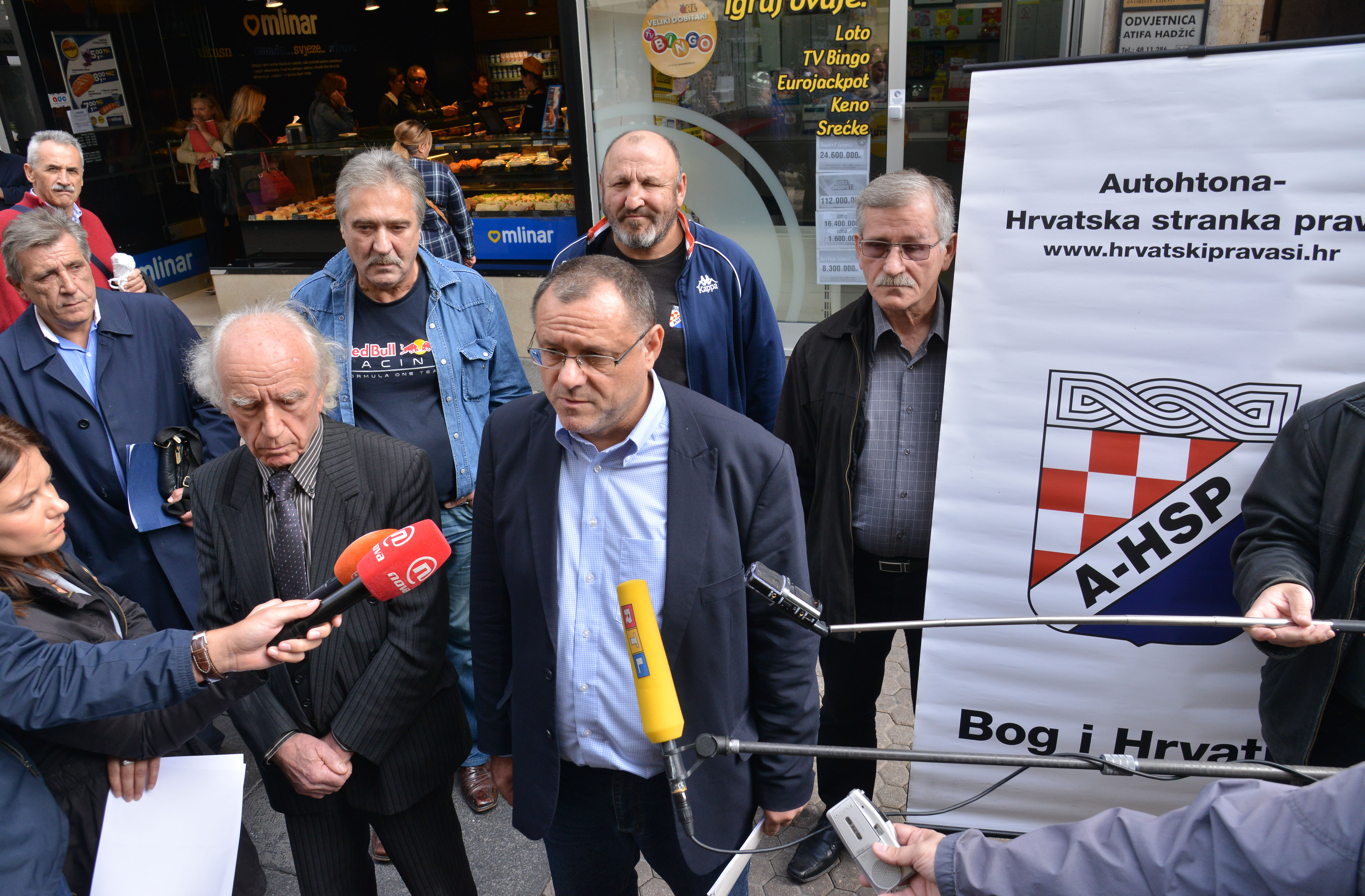 Zagreb, 28.09.2017. - Konferencija za novinare  Autohtone Hrvatske stranke prava na kojoj su, kako navode organizatori "javno objavili novi kazneni progon Milorada Pupovca i zahtjev Općinskoga državnog odvjetništva u Gospiću protiv predsjednika A – HSP-a Dražena Keleminca zbog izgovorenih riječi u Srbu da mu je to zadnja proslava. Na fotografiji Dražen Keleminec.
foto HINA/ Admir BULJUBAŠIĆ/ abu