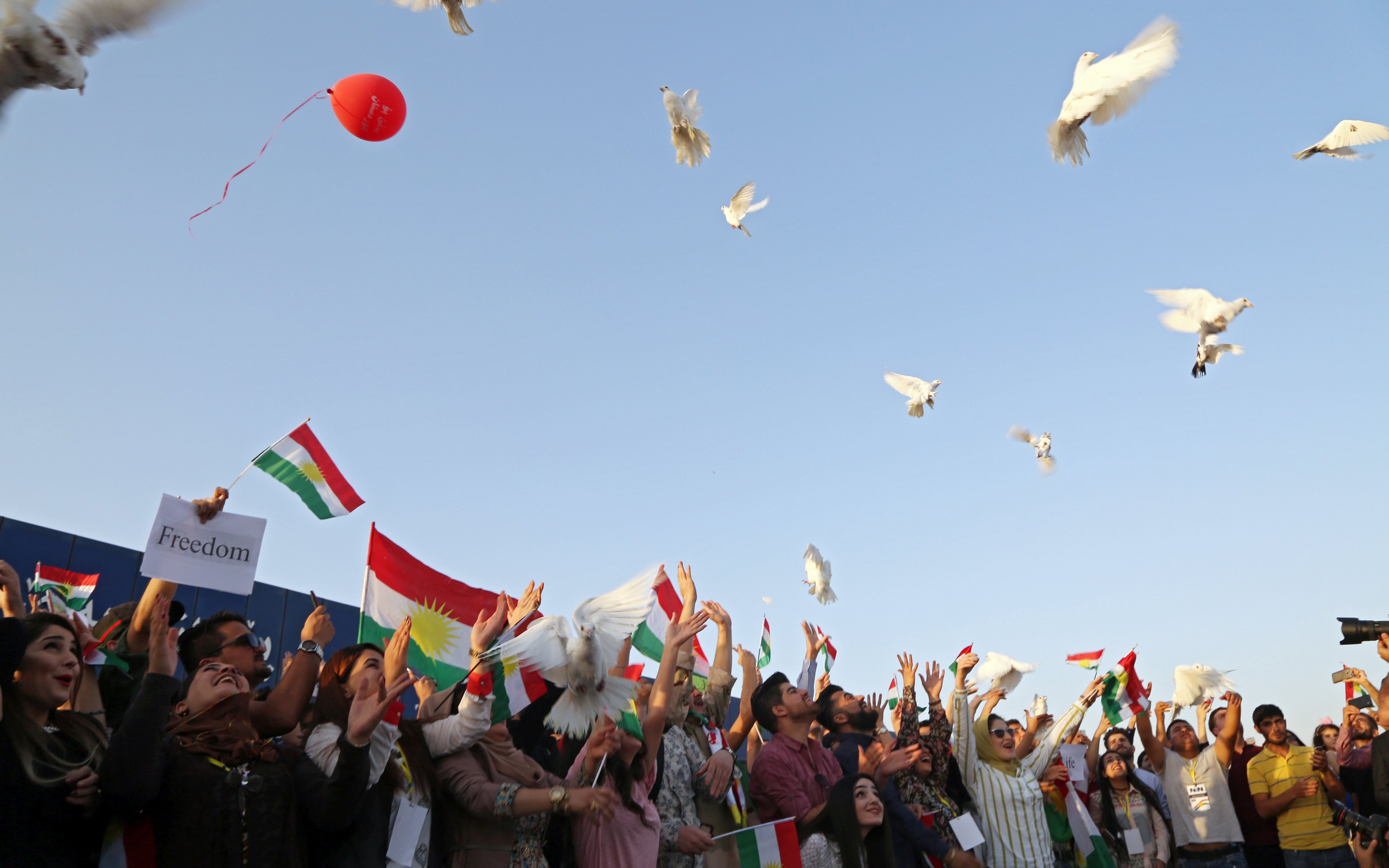 epa06234753 People release white doves to protest against the flight ban at Erbil International Airport in Erbil, Iraq, 29 September 2017. The Iraqi government has imposed a ban on international flights in Iraq's Kurdish region which went into effect 29 September afternoon. The ban comes following a non-binding independence referendum which has been strongly rejected by Iraq's central government and neighbouring countries with Kurdish minorities.  EPA/GAILAN HAJI