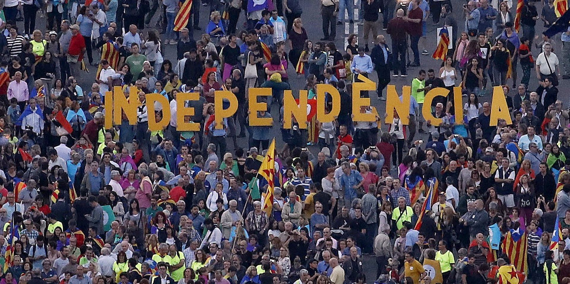 epa06235031 People gather during a demonstration to support the Catalan independence referendum in Barcelona, Spain, 29 September 2017. Catalonia is to hold an independence referendum on 01 October, which has been declared illegal by the Spanish Constitutional Court.  EPA/Alberto Estevez