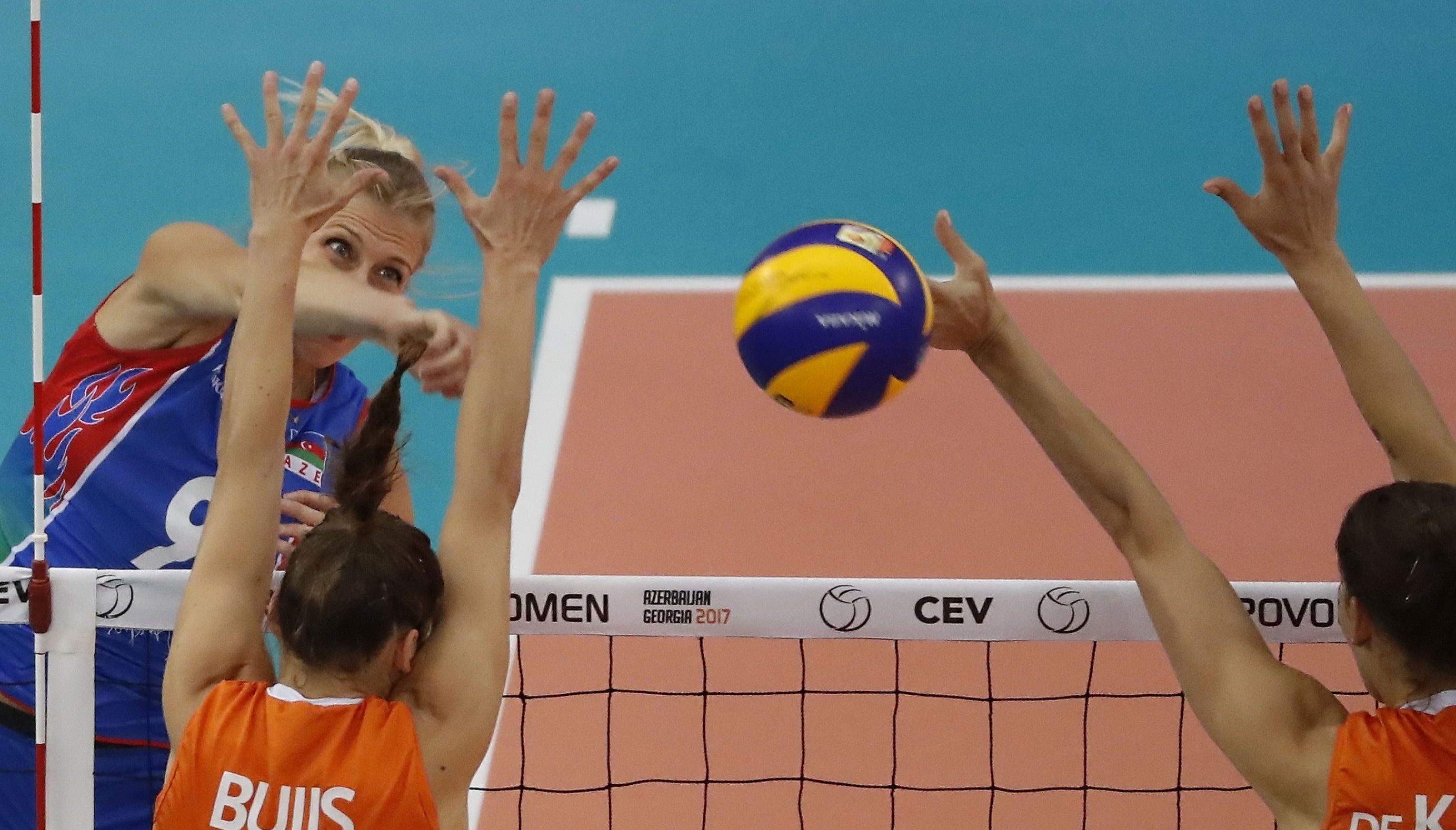 epa06236350 Robin De Kruijf (R) and Anne Buijs (C) of the Netherlands in action against Natalya Mammadova (L) of Azerbaijan during the 2017 CEV Volleyball Women European Championship Semifinal match between the Netherlands and Azerbaijan in Baku, Azerbaijan, 30 September 2017.  EPA/SERGEI ILNITSKY