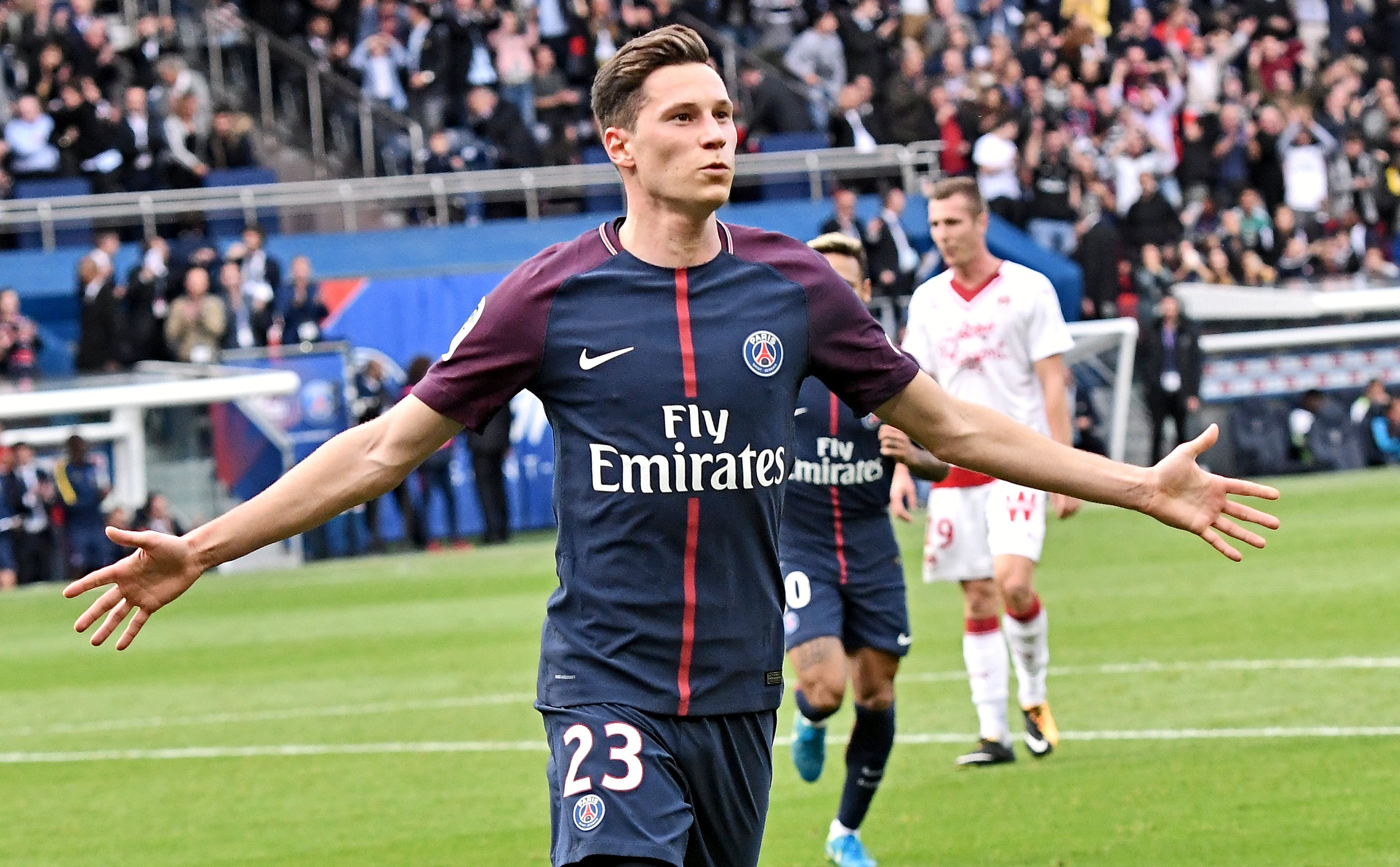 epa06236323 Paris Saint Germain's Julian Draxler celebrates after scoring the 5-1 goal during the French Ligue 1 soccer match between Paris Saint Germain (PSG) and Girondins Bordeaux at the Parc des Princes stadium in Paris, France, 30 September 2017.  EPA/CHRISTOPHE PETIT TESSON