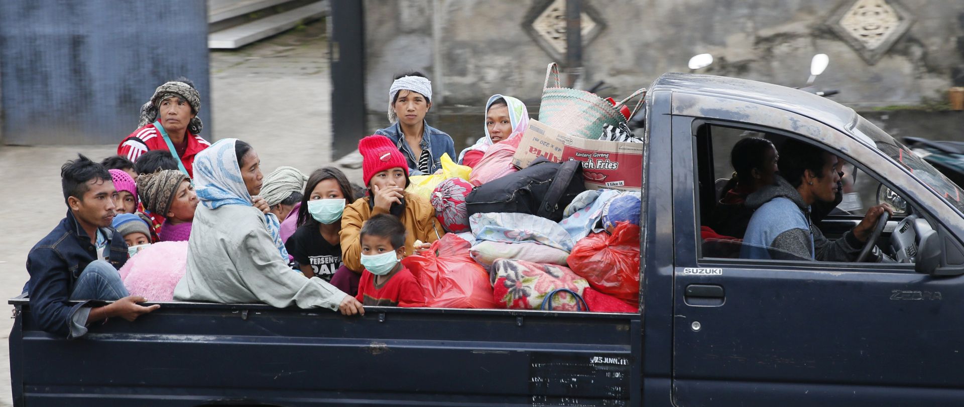 epa06220962 Residents evacuate from dangerous areas following increasing seismic activity of Mount Agung in Karangasem, Bali, Indonesia, 23 September 2017. The Center for Vulcanology of Geological Hazard Mitigation (PVMBG) raised the alert level of Mount Agung to the highest level on 21 September. About 10,000 people have already been evacuated from their homes around the mountain.  EPA/MADE NAGI