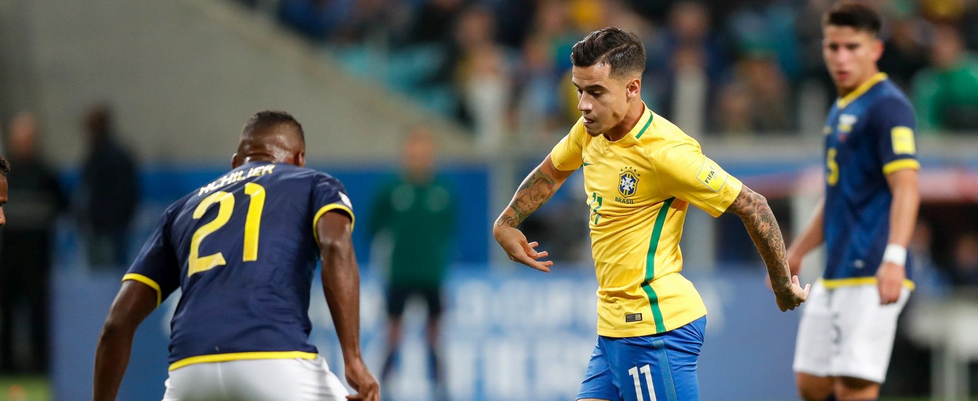 epa06175837 Brazil's Philippe Coutinho (R) fights for the ball with Ecuador's Gabriel Achiller (L) during the FIFA World Cup 2018 Conmebol qualifier between Brazil and Ecuador at Arena do Gremio Stadium in Porto Alegre, Brazil, 31 August 2017.  EPA/SEBASTIAO MOREIRA