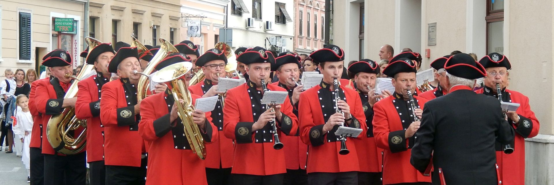 Krapina, 03.09.2017 - 52. Tjedan kajkavske kulture, najznaèajnija kulturna manifestacija u Hrvatskom zagorju, sveèano je otvorena u nedjelju na sredinjem gradskom trgu u Krapini, slijedeæi tjedan dana donosi obilje kulturnih, gospodarskih, zabavnih i sportskih sadraja.
foto HINA/ Sinia KALAJDIJA/ ds