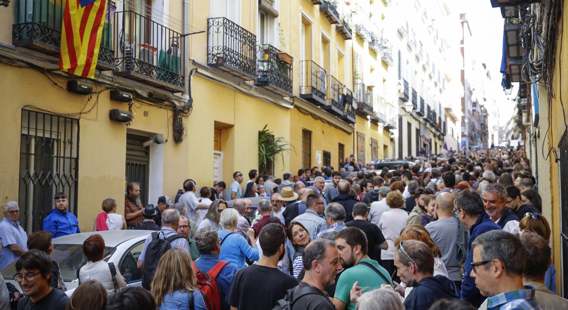 epa06209760 People take part in a rally to support the Catalan region's independence referendum, in Madrid, Spain, 17 September 2017. The Catalan independence referendum scheduled for 01 October was suspended by the Spanish Constitutional Court and agreed upon to hear arguments to determine if it violates the Spanish Constitution which states that the nation is 'indivisible'.  EPA/Emilio Naranjo