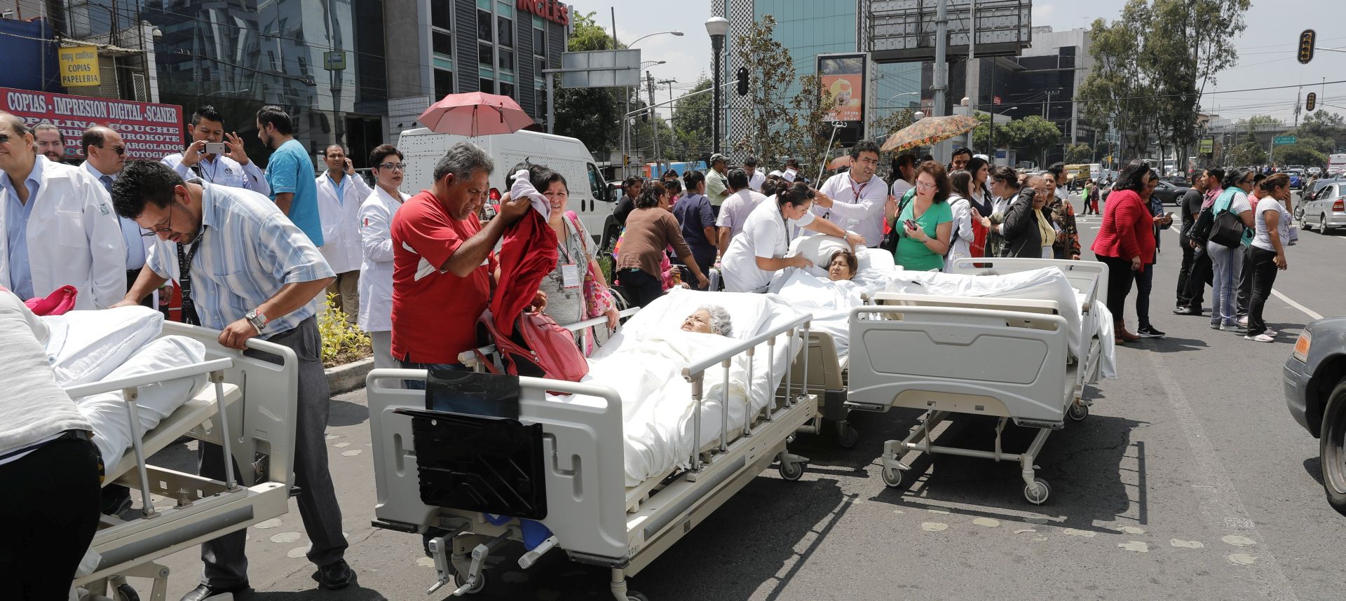 epa06214345 Patients at a hospital receive medical treatmen outside the facility following a magnitude 7.1 earthquake on the Richter scale in Mexico City, Mexico, 19 September 2017. The earthquake hit the state of Puebla at a depth of 32 miles (51 km).  EPA/Jose Mendez