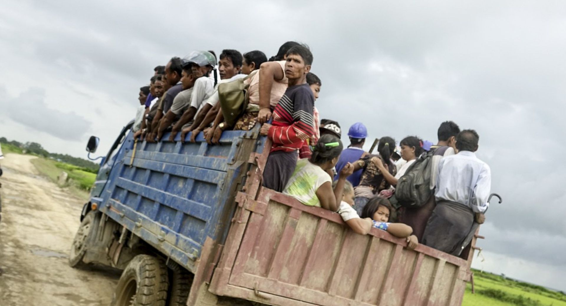 epa06161936 Residents ride a truck as they leave an area close to fighting to seek safe place at Rathedaung township of northern Rakhine State, western Myanmar, 25 August 2017. According to a statement by the Myanmar Armed Forces, at least 32 people, including 11 law enforcement officials, were killed on 25 August in Myanmar after Rohingya militants attacked police outposts and an army base in the western state of Rakhine.  EPA/NYUNT WIN