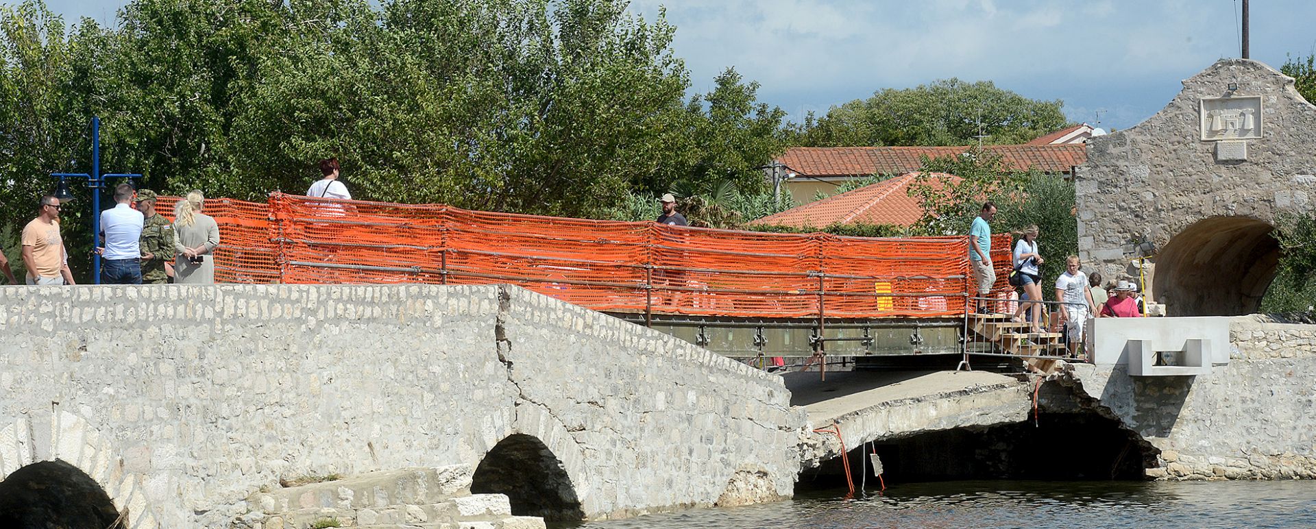 Nin, 14.09.2017 - Pripadnici Protupoplavnog voda Oruanih snaga izgradili su pontonski most preko Donjeg kamenog mosta u Ninu nakon kie i razornih bujica koje su pogodile grad.
foto HINA/ ds
