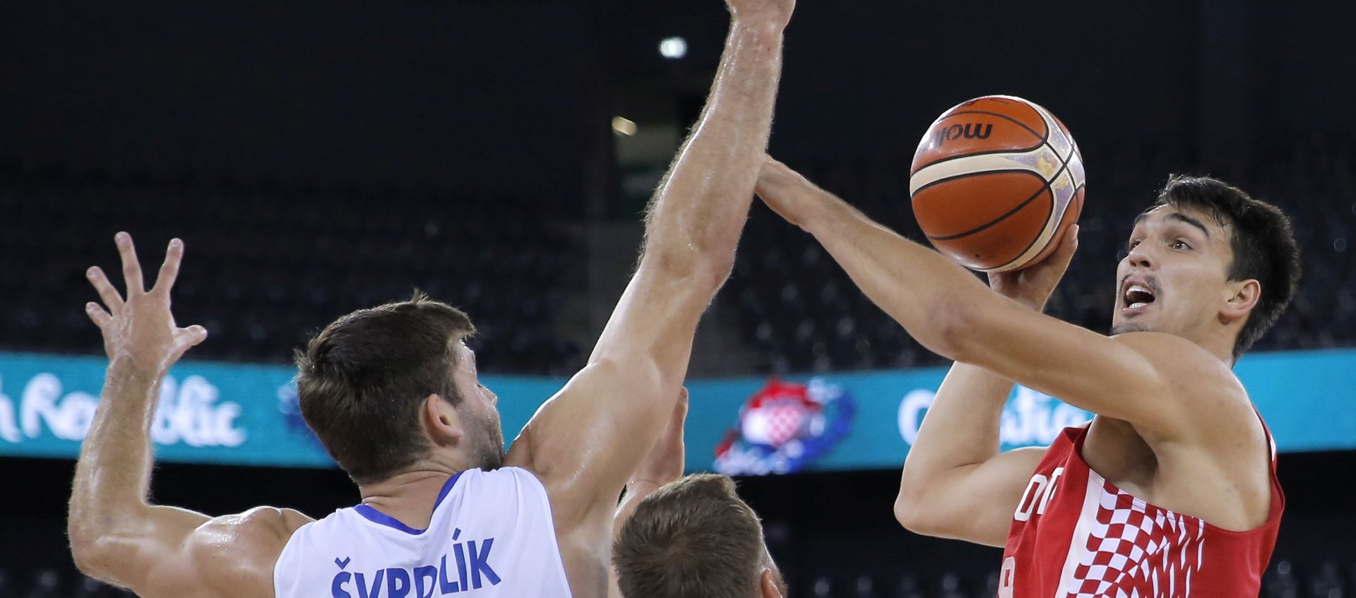 epa06189761 Dario Saric of (R) Croatia in action with Kamil Svrdlik (L) of Czech Republic  during the EuroBasket 2017 group C match between the Czech Republic and Croatia, in Cluj Napoca, Romania, 07 September 2017.  EPA/ROBERT GHEMENT