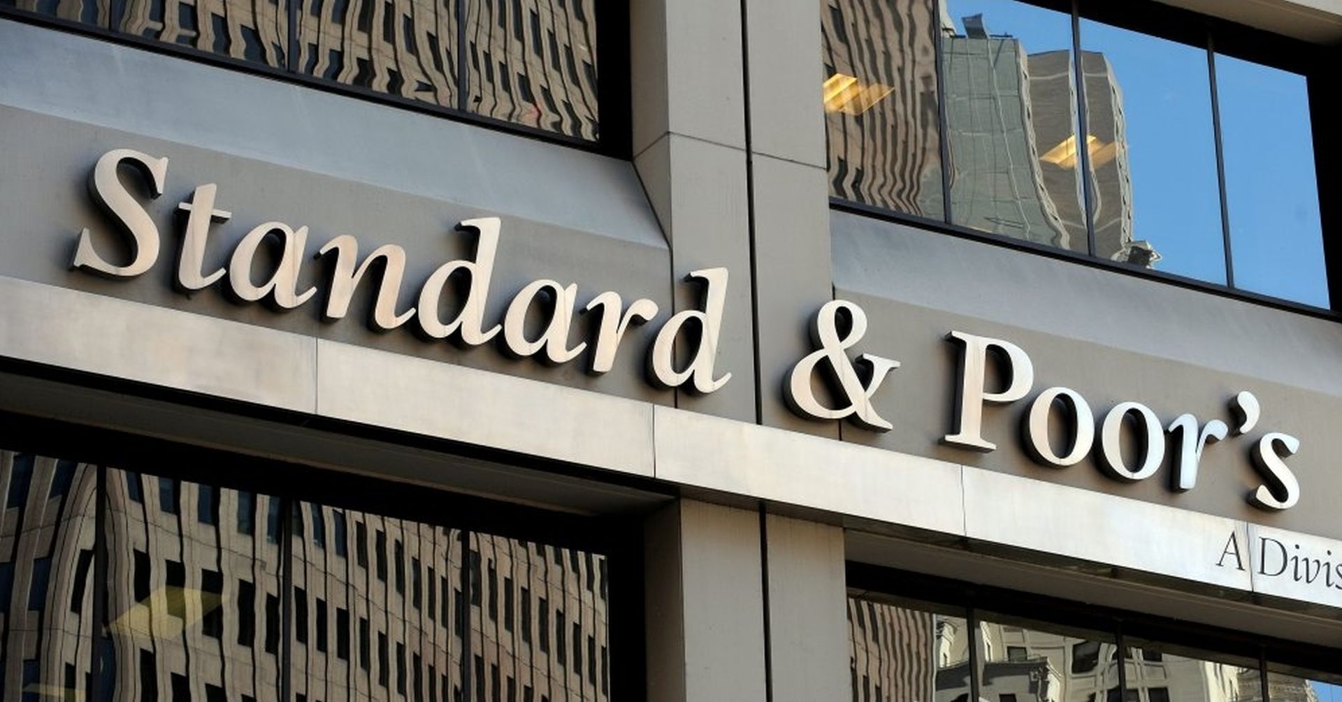 epa05887375 (FILE) - The offices of Standard and Poor's in New York, New York, USA, 28 April 2010 (reissued 04 April 2017). Standard and Poor's on 03 April 2017 downgraded South Africa's sovereign credit rating to BB+, after President Zuma had re-shuffled the country's cabinet by sacking Finance Minister Pravin Gordhan on 31 March. EPA/JUSTINE LANE
