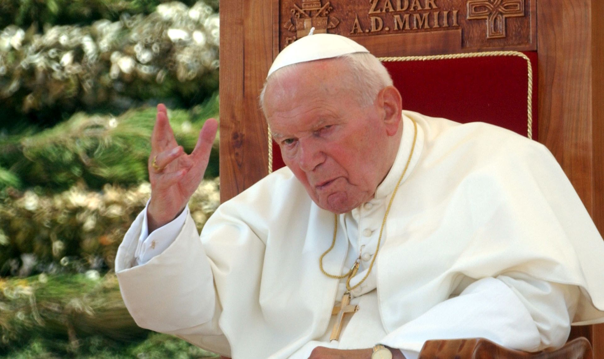 Vatikan, 13.01.2011 - Arhivska fotografija od 09.06.2003. godine prikazuje Papu Ivana Pavla II na Forumu u Zadru tijekom treæeg pastoralnog posjeta Hrvatskoj. Vatikan je u èetvrtak objavio da su pripreme za beatifikaciju pape Ivana Pavla II. u zavrnici te da se uskoro moe oèekivati objava o proglaenju biveg pape blaenim. U bazilici sv. Petra radovi su u tijeku, jer tradicija nalae da se nakon beatifikacije papini posmrtni ostatci prenesu u kriptu bazilike na prvom katu. U petak se papa Benedikt XVI. sastaje s msgr. Angelom Amatom, proèelnikom Kongregacije za kauzu svetaca, tijelom kurije koje je u utorak jednoglasno potvrdilo èudo, to je preduvjet predzadnje faze prema svetosti.
foto FaH/ Damir SENÈAR /t