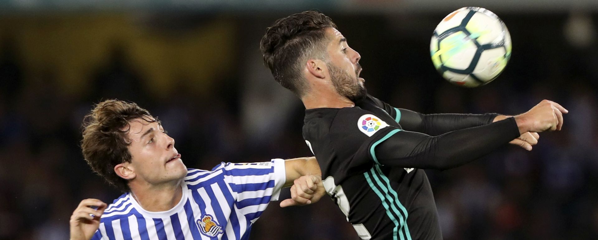 epa06211266 Real Madrid's Isco (R) vies a ball against Real Sociedad's Odriozola during the match of the fourth day of the Liga Santander between Real Sociedad and Real Madrid, at the Anoeta stadium, in San Sebastian, Spain, 17 September 2017.  EPA/JUAN HERRERO