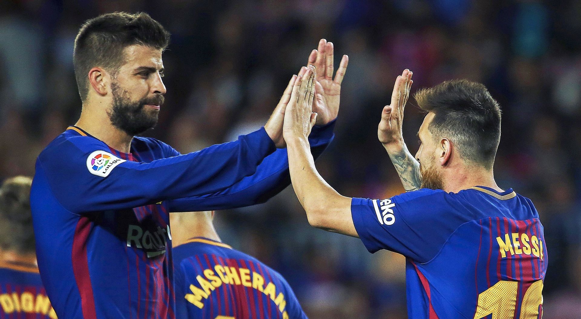 epa06214494 FC Barcelona's Argentinian striker Lionel Messi (R) celebrates with his teammate Gerard Pique (L) after scoring the 1-0 lead from the penalty spot during the Spanish Primera Division soccer match between FC Barcelona and SD Eibar at the Camp Nou in Barcelona, Spain, 19 September 2017.  EPA/ALEJANDRO GARCIA
