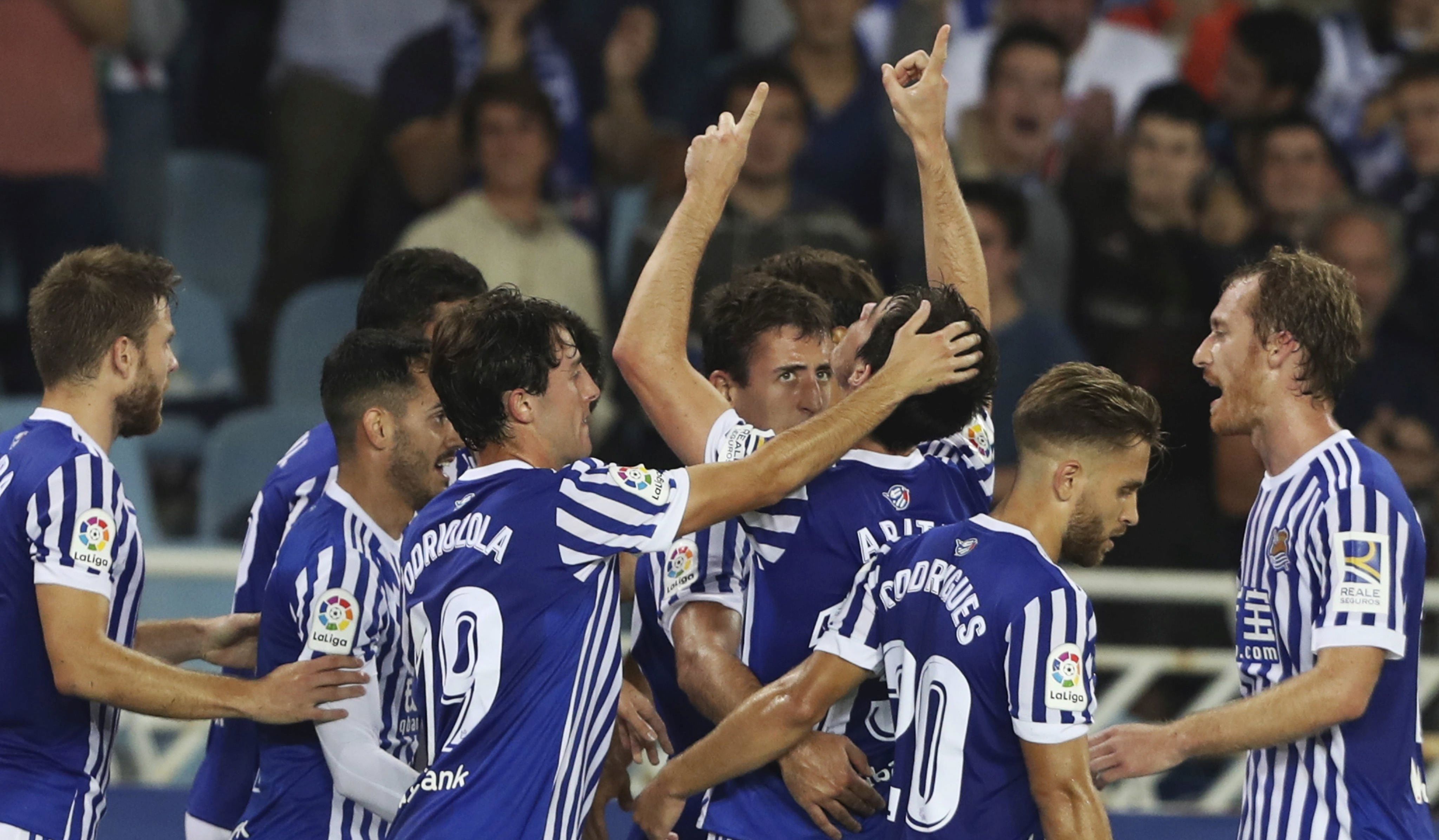 epa06224998 Real Sociedad players celebrate a goal  during the Spanish Primera Division match between Real Sociedad and Valencia FC at the Anoeta stadium in San Sebastian, Basque Country, Spain, 24 September 2017.  EPA/Juan Herrero