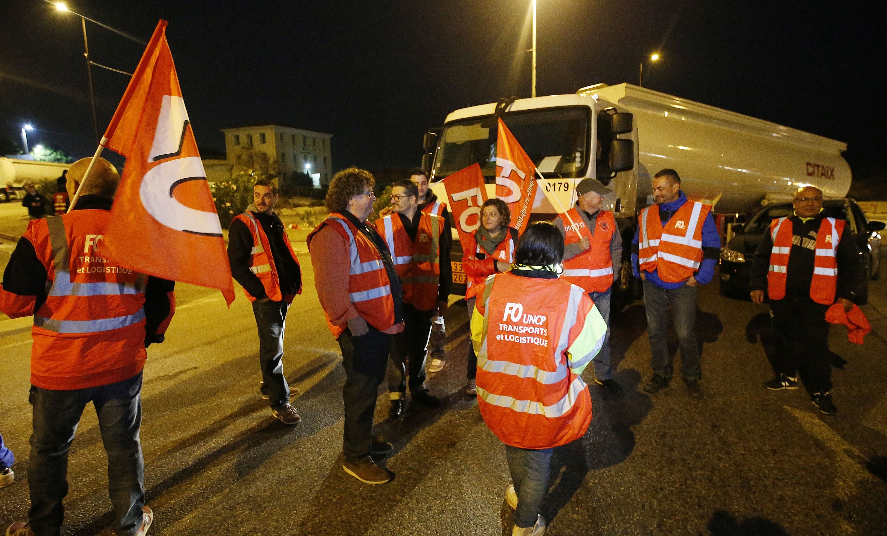 epa06225383 Members of the National Federation of transport and logistics (FO-UNCP) union block the access to the Total Oil Refinery of Chateauneuf les Martigues, near Marseille, southern France, 25 September 2017. The General Confederation of Labor (CGT) and transport unions called for a national day of protest against the French government's labor policies.  EPA/GUILLAUME HORCAJUELO
