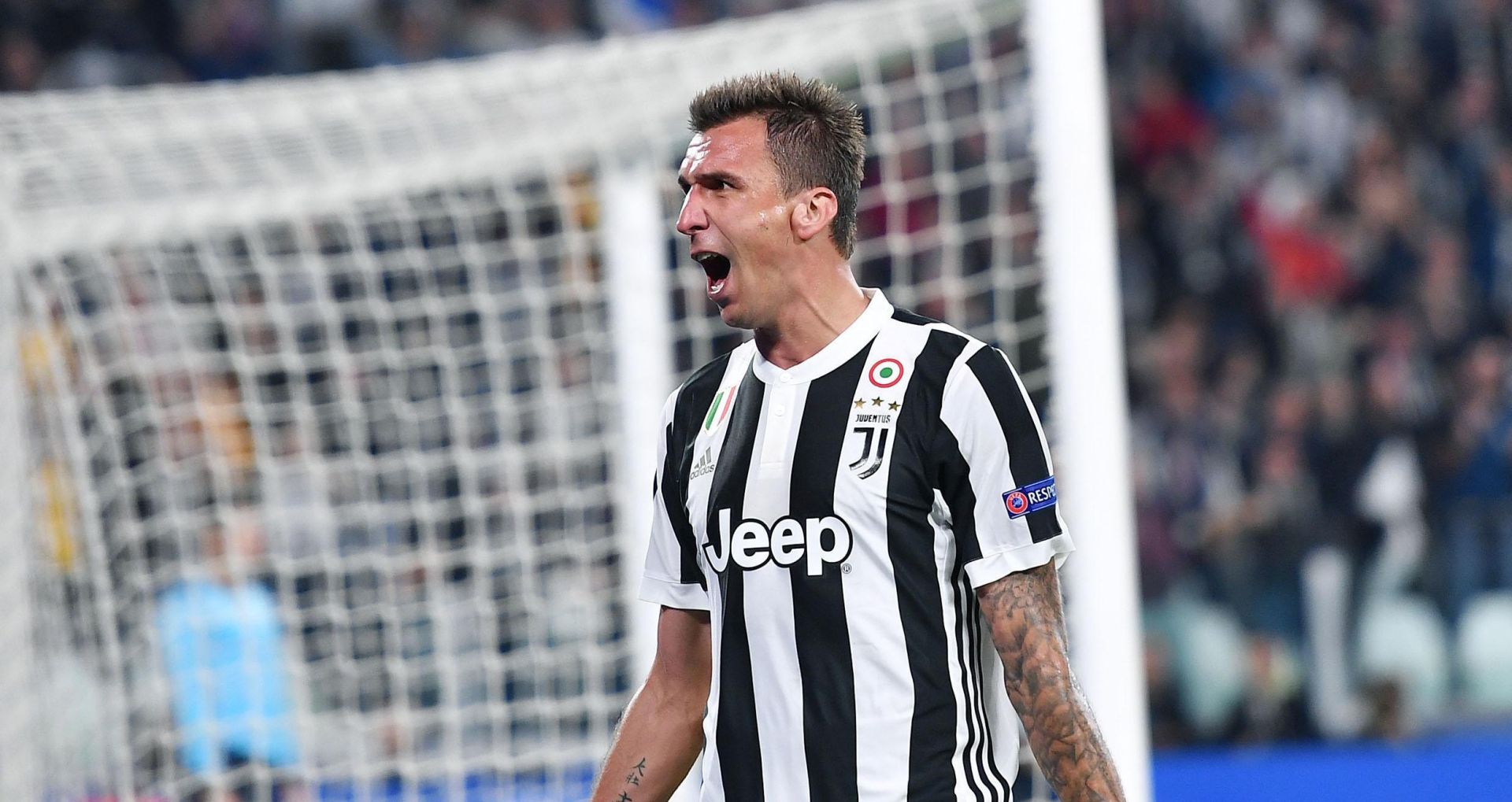 epa06231202 Juventus' Mario Mandzukic jubilates after scoring a goal during the Group D Champions League soccer match Juventus FC vs Olympiakos S.F.P. at the Allianz Stadium in Turin, Italy, 27 September 2017.  EPA/ALESSANDRO DI MARCO