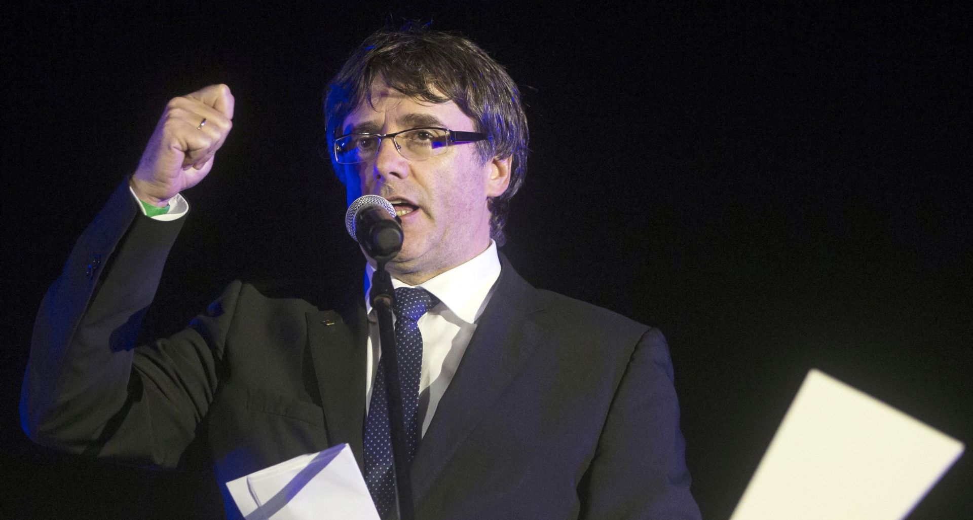 epa06235263 Catalonian Regional President Carles Puigdemont delivers a speech during a demonstration to support the Catalan independence referendum in Barcelona, Spain, 29 September 2017. Catalonia is to hold an independence referendum on 01 October, which has been declared illegal by the Spanish Constitutional Court.  EPA/Quique Garcia