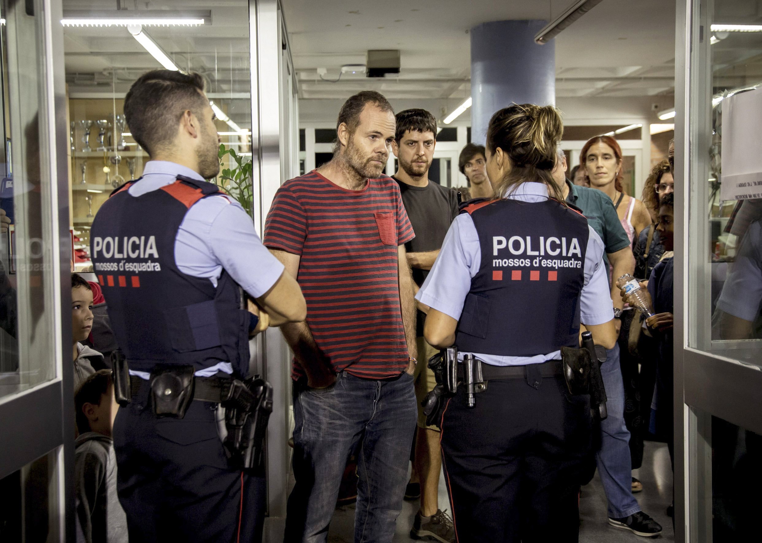 epa06236155 Catalan regional police (Mossos d'Esquadra) arrive to the Escola Auro school to notify it must be closed from 06.00 am on Sunday, in Barcelona, northeastern Spain, 29 September 2017 (issued 30 September 2017). Hundreds of people have spent the night in different schools and civic centers designated by the regional Government to be polling stations for the '1-O Referendum' in an attempt to prevent the police from avoid their use, as the Superior Court of Justice of Catalonia ordered. Catalonian Government has planned a total of 2,315 polling stations and 6,249 officials in charge of them in all the region, as well as some 7,235 people in charge of securing the chances to vote to some 5,343.358 Catalans. Until the date, the Catalan police (Mossos d'Esquadra) has checked some 1,300 polling stations, of which 163 have been occupied at the moment, meaning a 12 per cent of the total number.  EPA/Enric Fontcuberta  EPA-EFE/Biel Alino