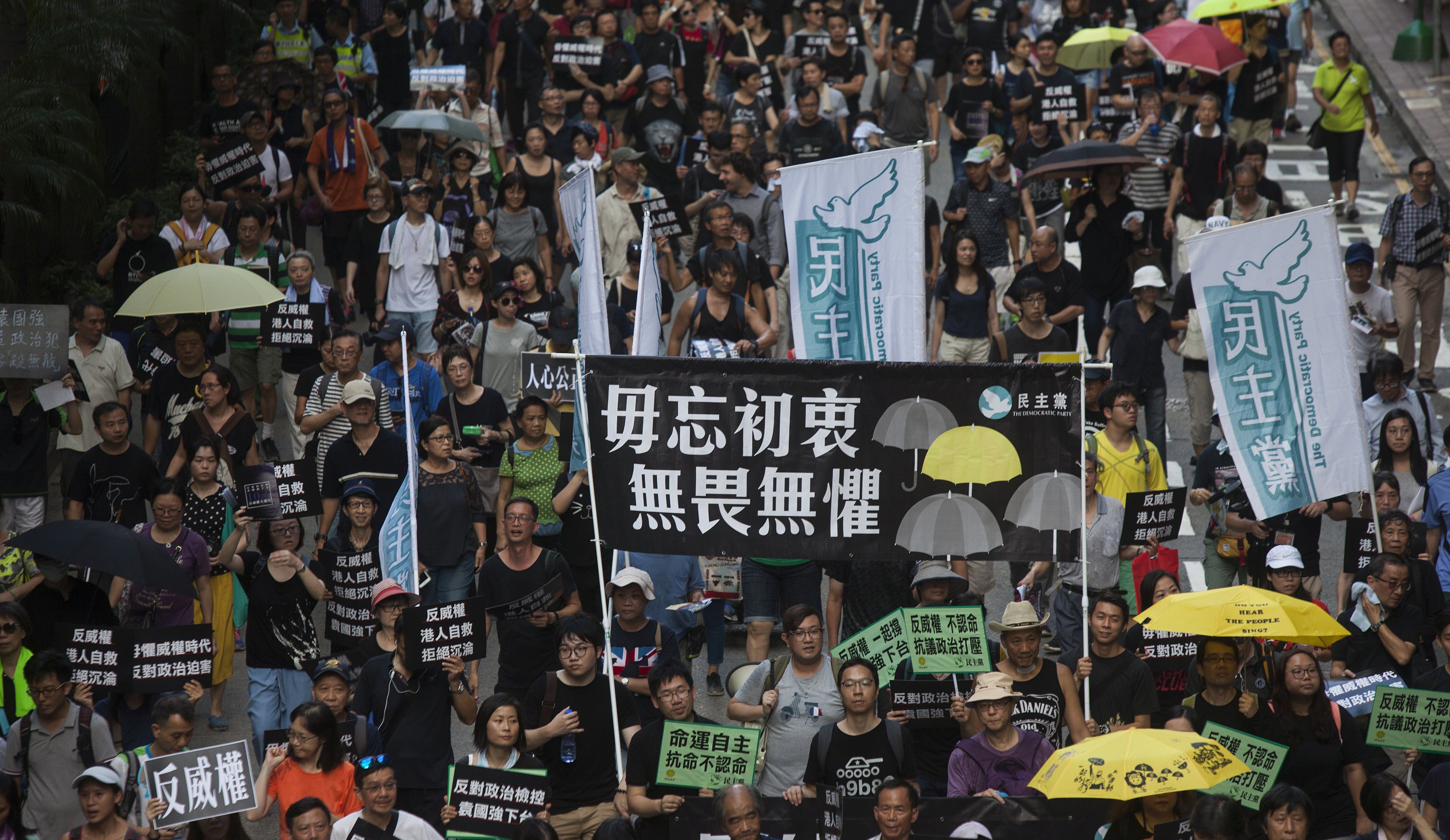 epa06237546 People march through the streets of Hong Kong during an 'anti-authoritarian' rally on China's National Day, Hong Kong, China, 01 October 2017.  EPA/ALEX HOFFORD